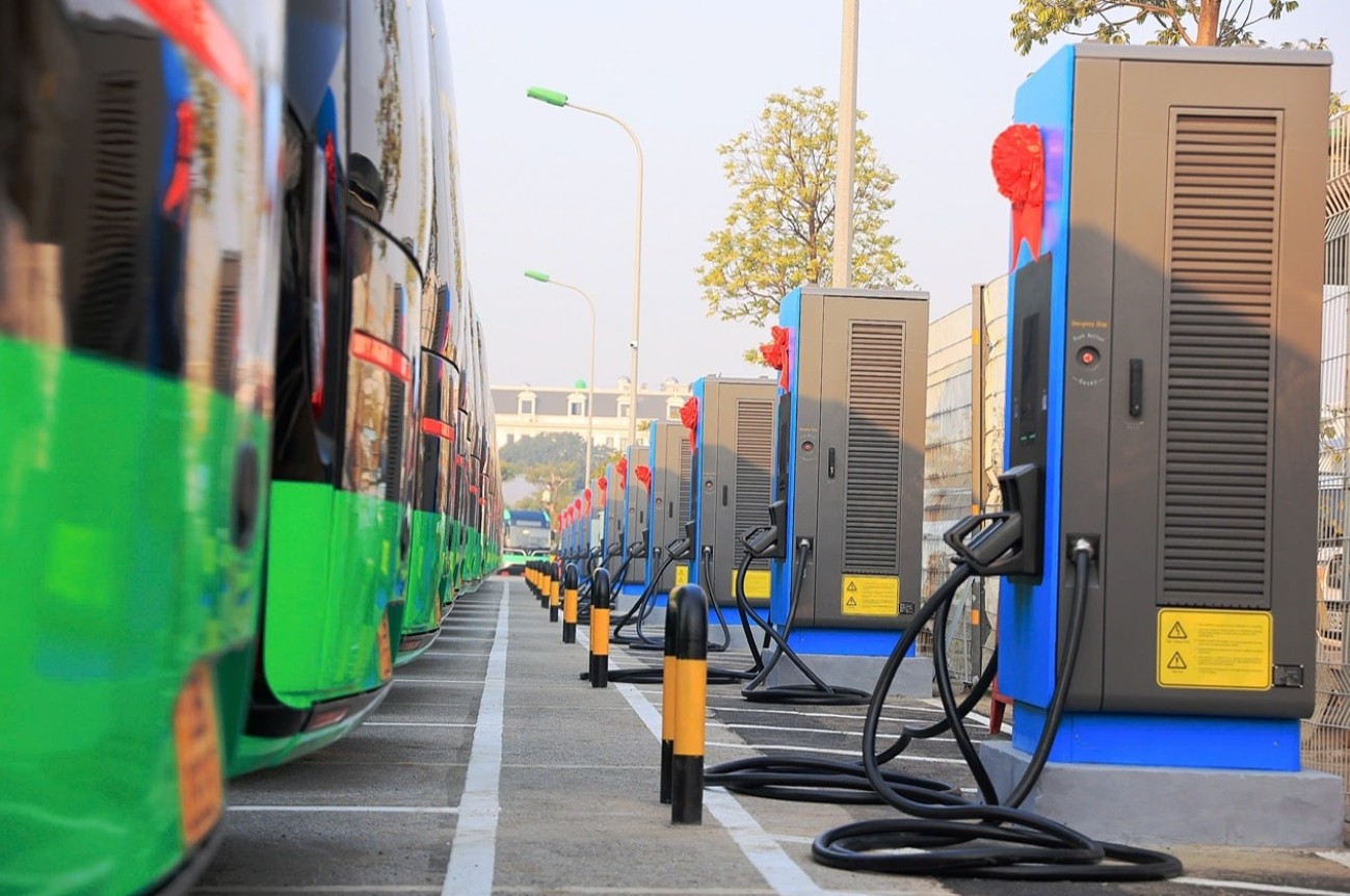 Hà Nội công bố mức tiền dự kiến hỗ trợ người dân mua xe điện và mức phạt xe đi vào vùng cấm- Ảnh 1. Hà Nội công bố mức tiền dự kiến hỗ trợ người dân mua xe điện và mức phạt xe đi vào vùng cấm- Ảnh 1.