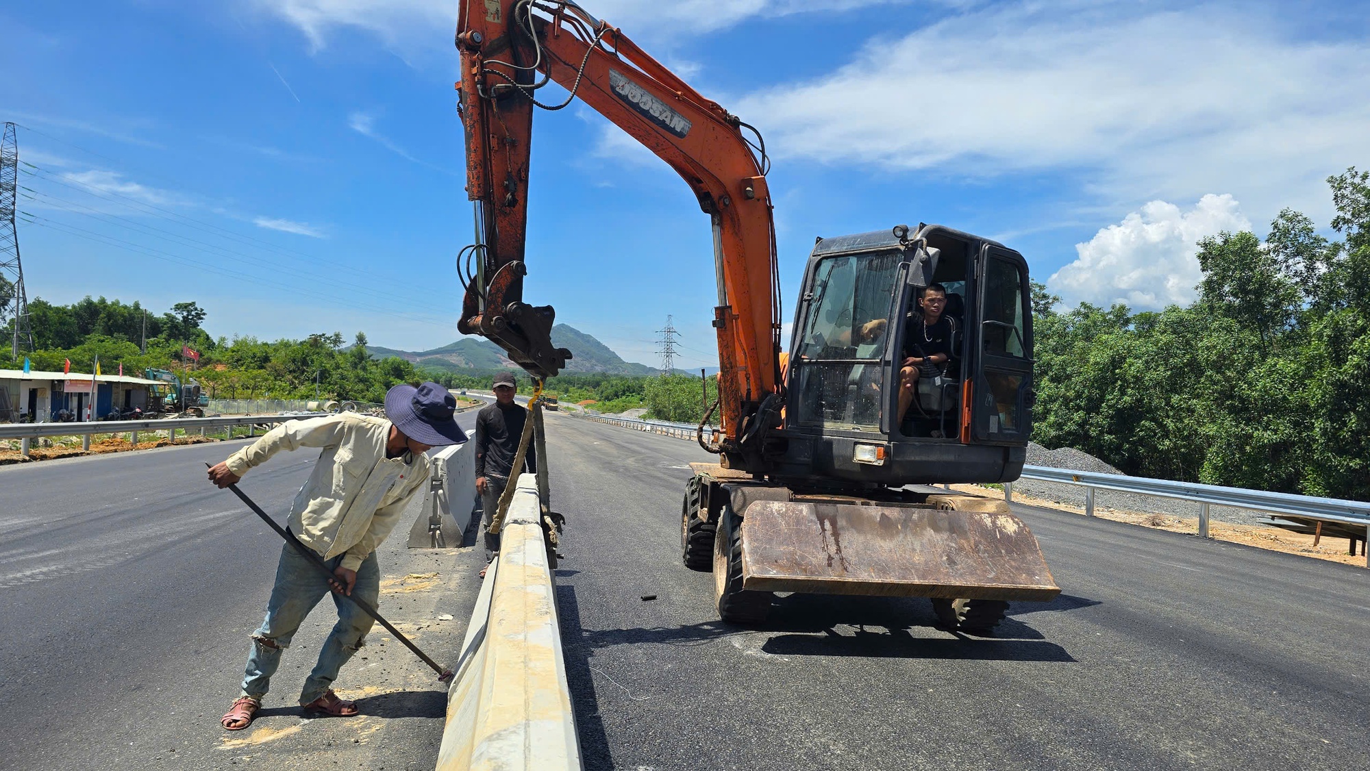 Dân phản ánh thi công cao tốc: Thứ trưởng Bộ Xây dựng có mặt tại hiện trường, chỉ đạo nóng- Ảnh 3.