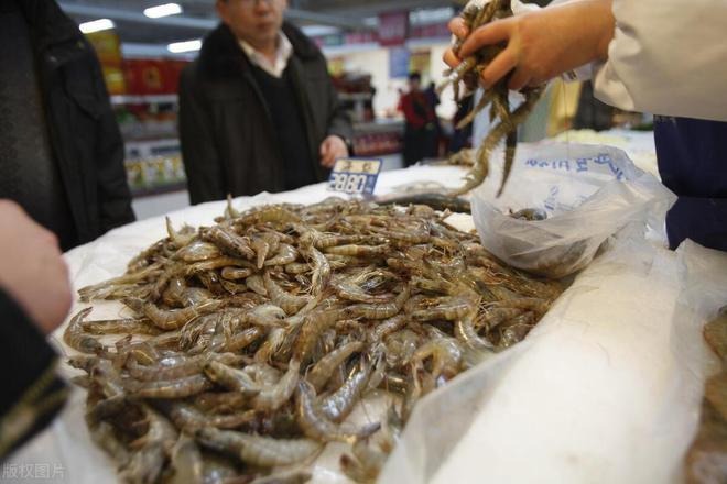 Tôm tiêm hormone có 4 dấu hiệu lồ lộ, rẻ mấy cũng quyết KHÔNG MUA- Ảnh 2.