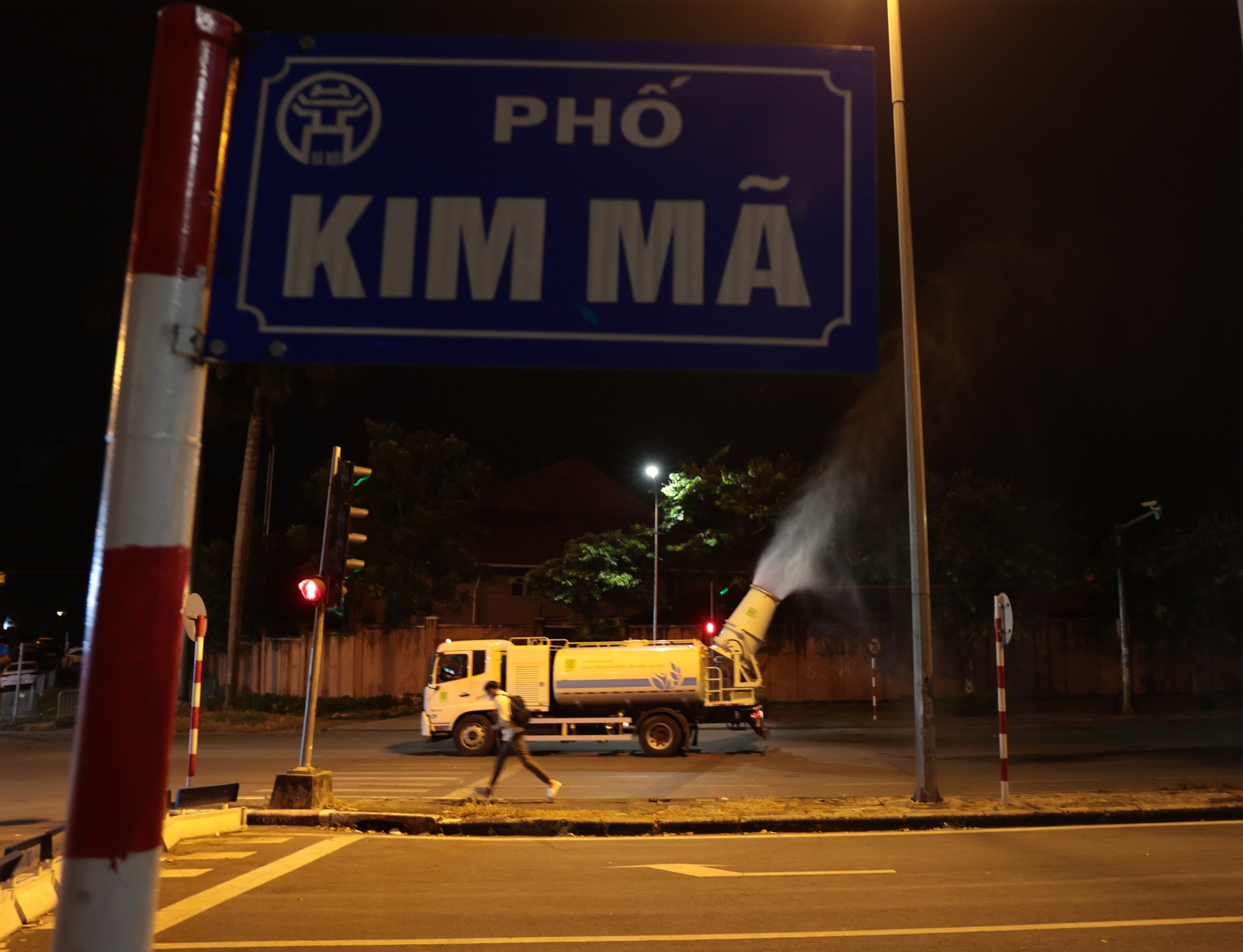 Cận cảnh "pháo xa sương mù" hoạt động trên các tuyến phố Hà Nội- Ảnh 3. Cận cảnh "pháo xa sương mù" hoạt động trên các tuyến phố Hà Nội- Ảnh 3.