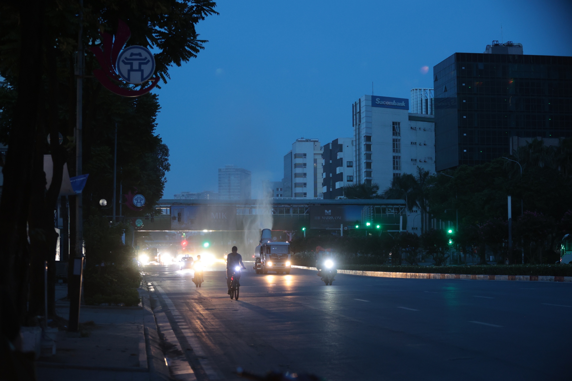 Cận cảnh "pháo xa sương mù" hoạt động trên các tuyến phố Hà Nội- Ảnh 7. Cận cảnh "pháo xa sương mù" hoạt động trên các tuyến phố Hà Nội- Ảnh 7.