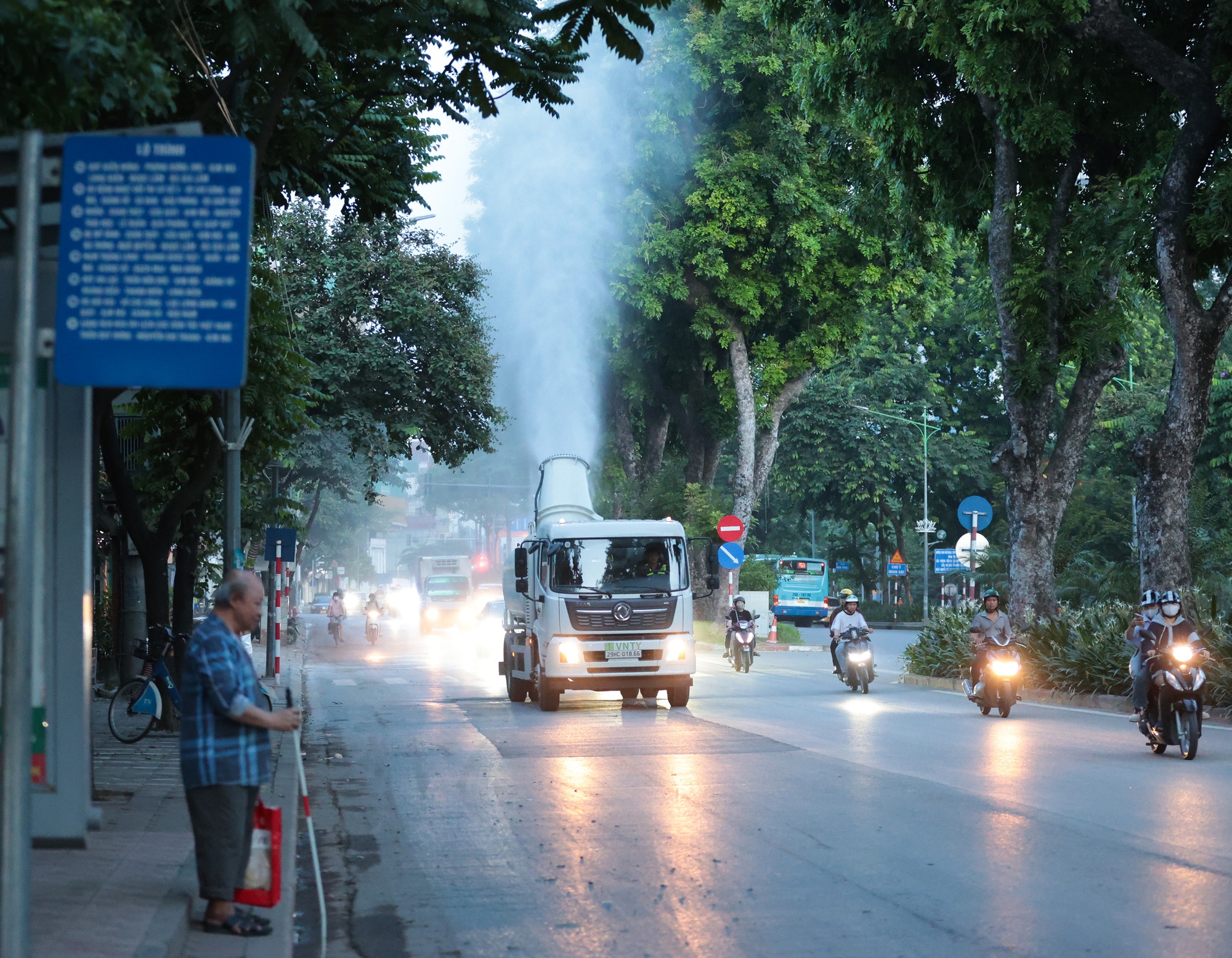 Cận cảnh "pháo xa sương mù" hoạt động trên các tuyến phố Hà Nội- Ảnh 9. Cận cảnh "pháo xa sương mù" hoạt động trên các tuyến phố Hà Nội- Ảnh 9.