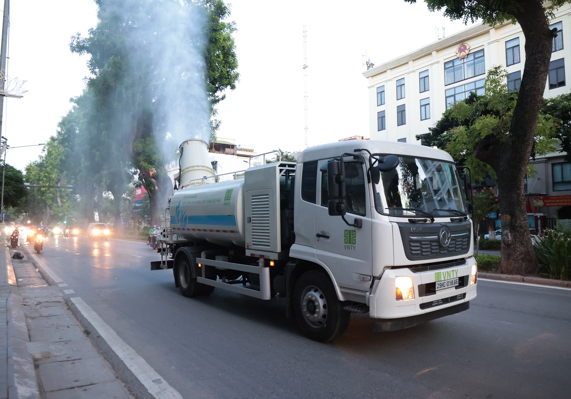 Cận cảnh "pháo xa sương mù" hoạt động trên các tuyến phố Hà Nội- Ảnh 10. Cận cảnh "pháo xa sương mù" hoạt động trên các tuyến phố Hà Nội- Ảnh 10.