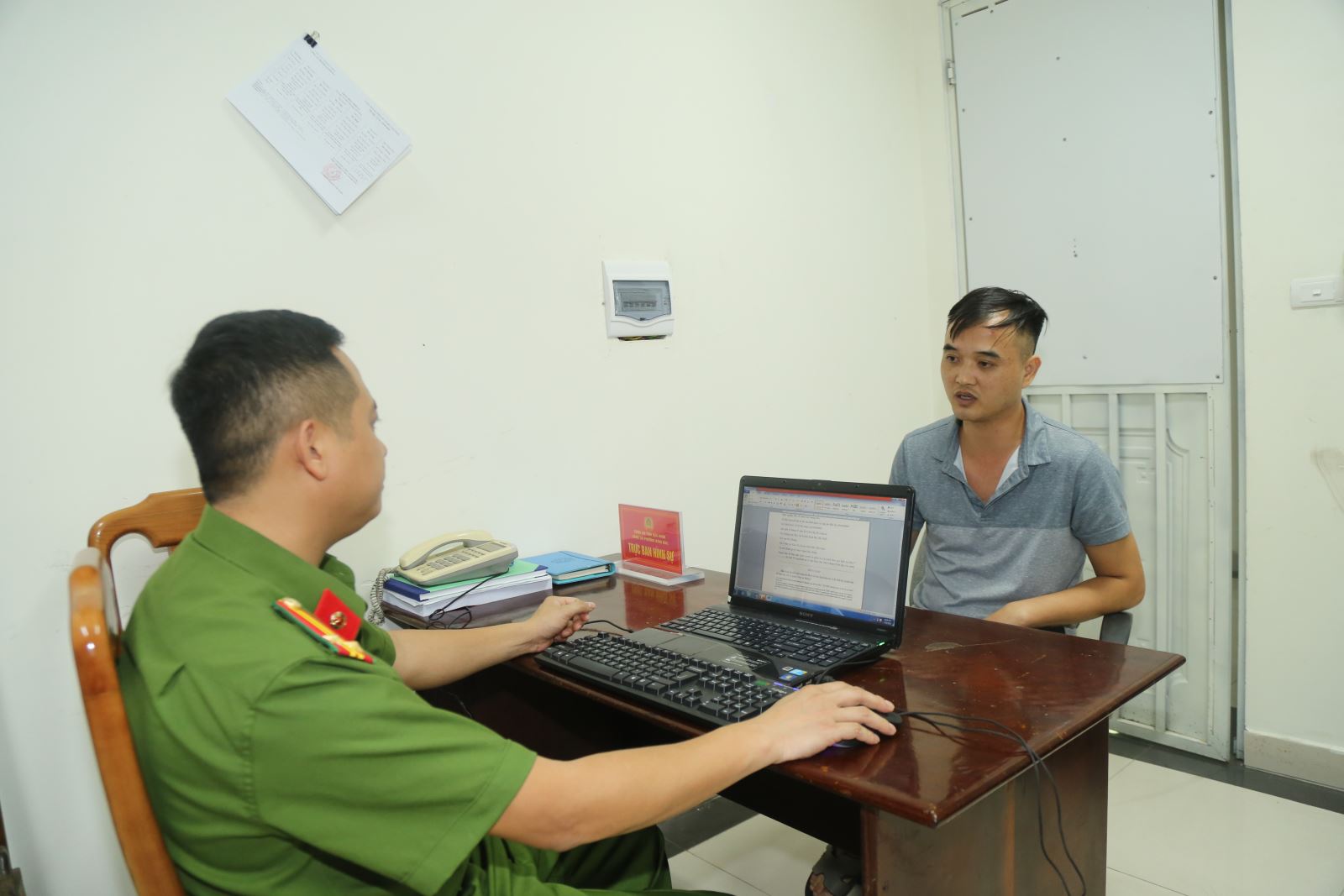 Chạy xe ngược chiều, người đàn ông còn đánh người giữa phố- Ảnh 2. Chạy xe ngược chiều, người đàn ông còn đánh người giữa phố- Ảnh 2.