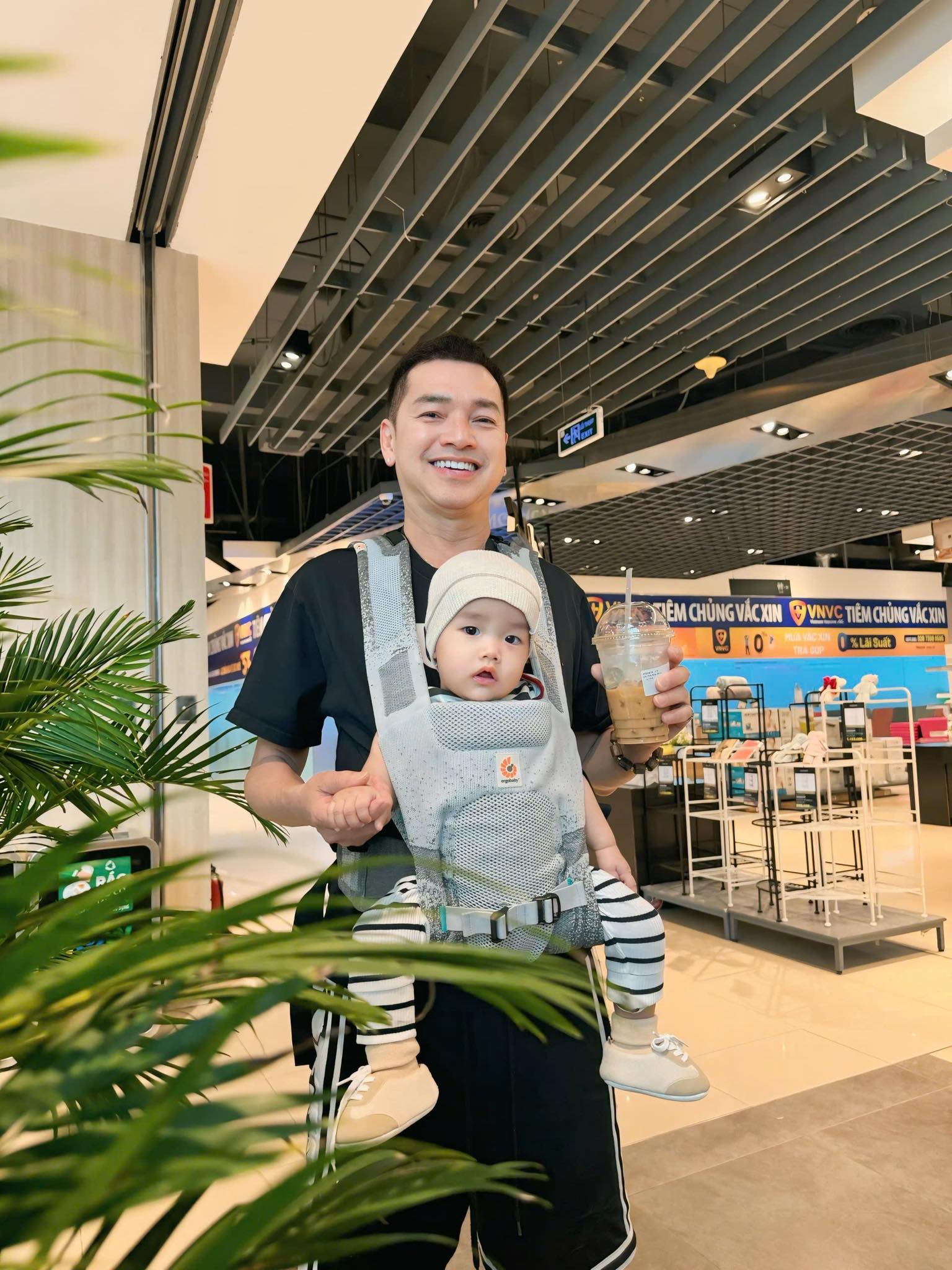 Chuyện tình của nam nghệ sĩ đình đám và vợ 2 trẻ đẹp, kém 37 tuổi, có 1 con riêng- Ảnh 5.