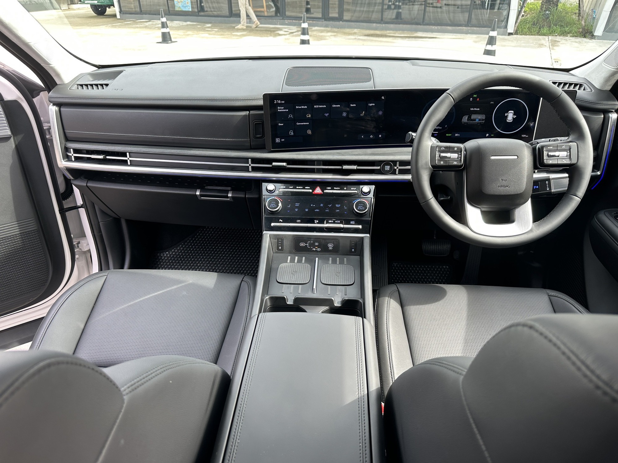 Hyundai Santa Fe hybrid ra mắt ĐNÁ: Giá quy đổi từ 1,37 tỷ đồng, ăn xăng 5,1 lít/100 km, về Việt Nam sẽ tăng sức cạnh tranh trước CR-V- Ảnh 3. Hyundai Santa Fe hybrid ra mắt ĐNÁ: Giá quy đổi từ 1,37 tỷ đồng, ăn xăng 5,1 lít/100 km, về Việt Nam sẽ tăng sức cạnh tranh trước CR-V- Ảnh 3.