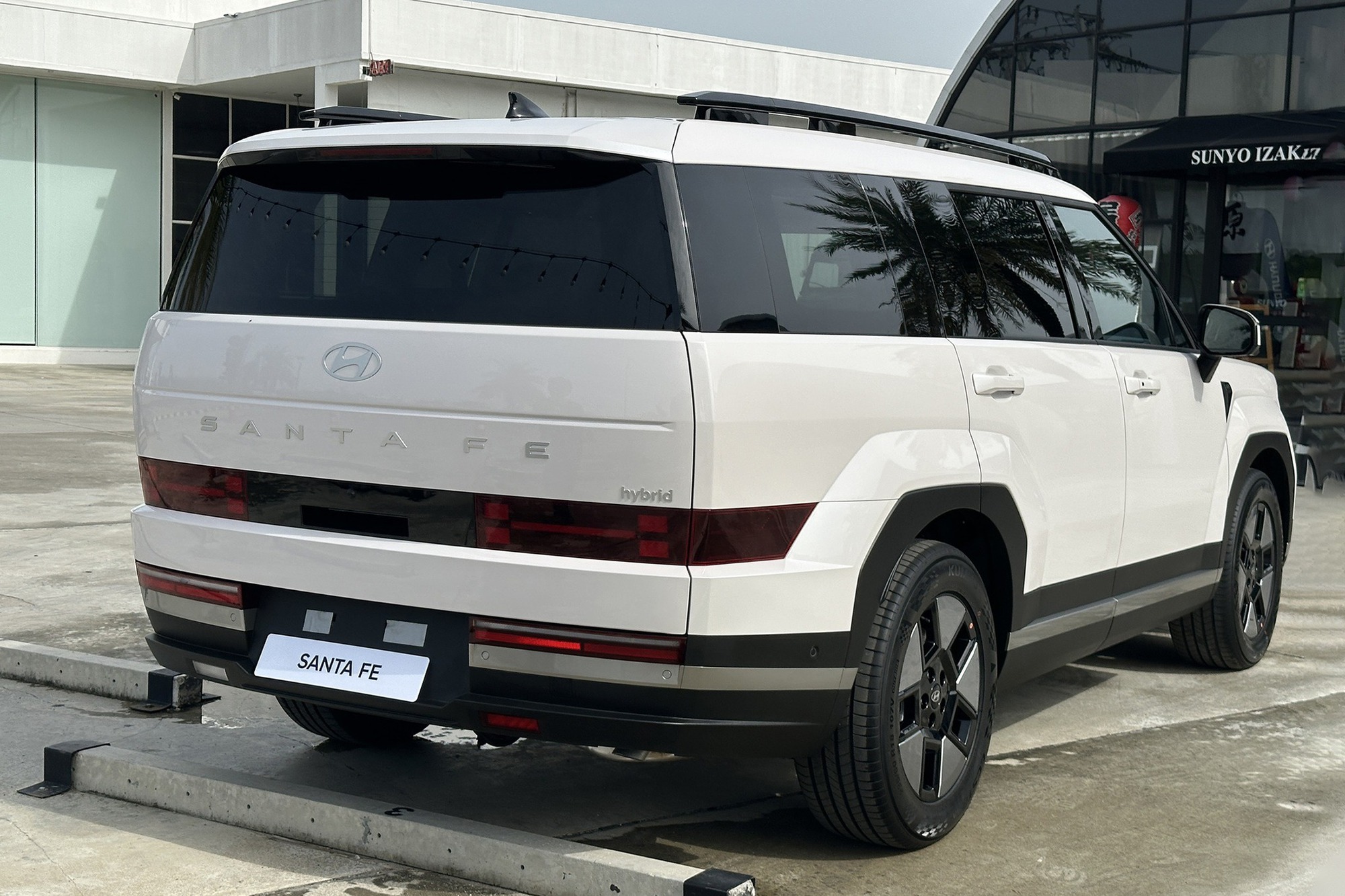 Hyundai Santa Fe hybrid ra mắt ĐNÁ: Giá quy đổi từ 1,37 tỷ đồng, ăn xăng 5,1 lít/100 km, về Việt Nam sẽ tăng sức cạnh tranh trước CR-V- Ảnh 2. Hyundai Santa Fe hybrid ra mắt ĐNÁ: Giá quy đổi từ 1,37 tỷ đồng, ăn xăng 5,1 lít/100 km, về Việt Nam sẽ tăng sức cạnh tranh trước CR-V- Ảnh 2.