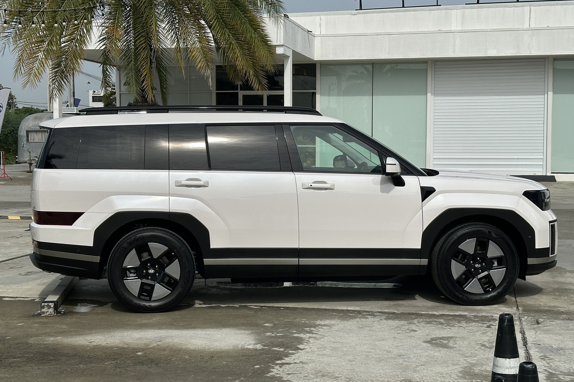 Hyundai Santa Fe hybrid ra mắt ĐNÁ: Giá quy đổi từ 1,37 tỷ đồng, ăn xăng 5,1 lít/100 km, về Việt Nam sẽ tăng sức cạnh tranh trước CR-V- Ảnh 6. Hyundai Santa Fe hybrid ra mắt ĐNÁ: Giá quy đổi từ 1,37 tỷ đồng, ăn xăng 5,1 lít/100 km, về Việt Nam sẽ tăng sức cạnh tranh trước CR-V- Ảnh 6.