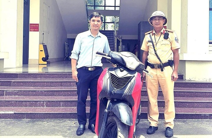 Bất ngờ nhận lại xe mô tô sau 10 năm bị mất- Ảnh 1.
