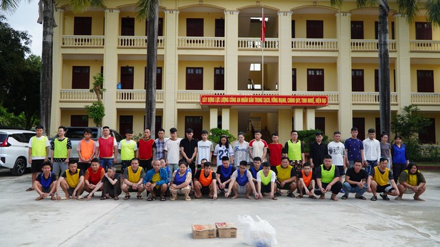 Gần 200 cảnh sát ra quân, bắt 74 người, tịch thu 2 thùng tài liệu lớn chứa hàng trăm kịch bản lừa đảo- Ảnh 2. Gần 200 cảnh sát ra quân, bắt 74 người, tịch thu 2 thùng tài liệu lớn chứa hàng trăm kịch bản lừa đảo- Ảnh 2.