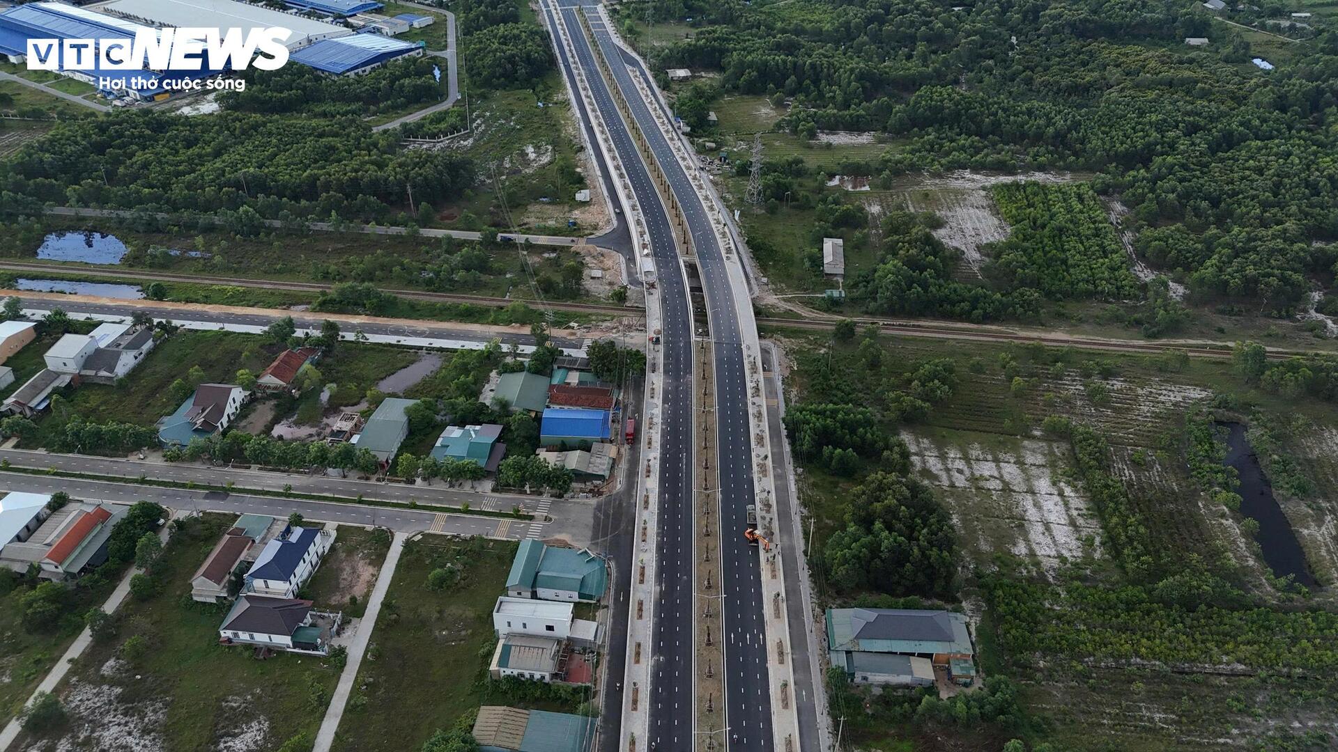 Tuyến đường cứu hộ hơn 750 tỷ đồng ở Huế ra sao sau nhiều năm chậm tiến độ?- Ảnh 1. Tuyến đường cứu hộ hơn 750 tỷ đồng ở Huế ra sao sau nhiều năm chậm tiến độ?- Ảnh 1.