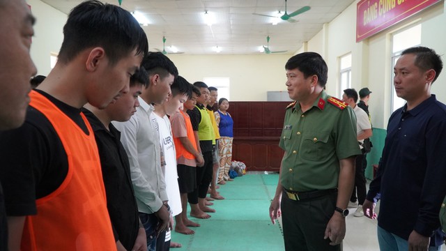 Gần 200 cảnh sát ra quân, bắt 74 người, tịch thu 2 thùng tài liệu lớn chứa hàng trăm kịch bản lừa đảo- Ảnh 5. Gần 200 cảnh sát ra quân, bắt 74 người, tịch thu 2 thùng tài liệu lớn chứa hàng trăm kịch bản lừa đảo- Ảnh 5.
