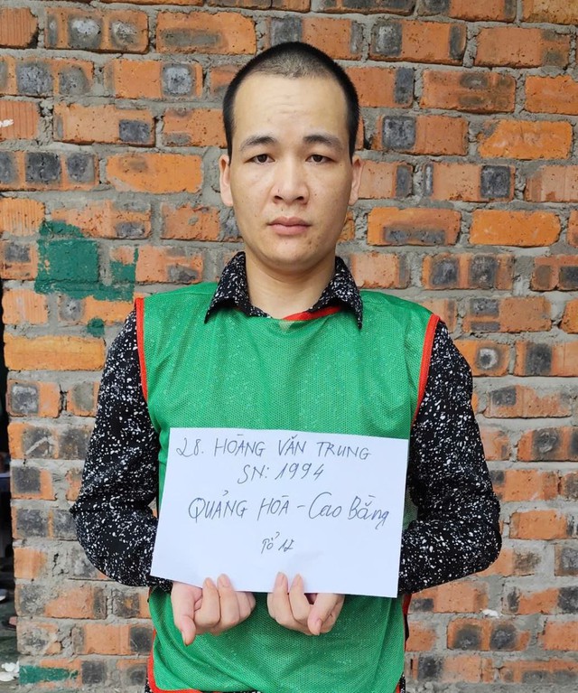 Gần 200 cảnh sát ra quân, bắt 74 người, tịch thu 2 thùng tài liệu lớn chứa hàng trăm kịch bản lừa đảo- Ảnh 1. Gần 200 cảnh sát ra quân, bắt 74 người, tịch thu 2 thùng tài liệu lớn chứa hàng trăm kịch bản lừa đảo- Ảnh 1.