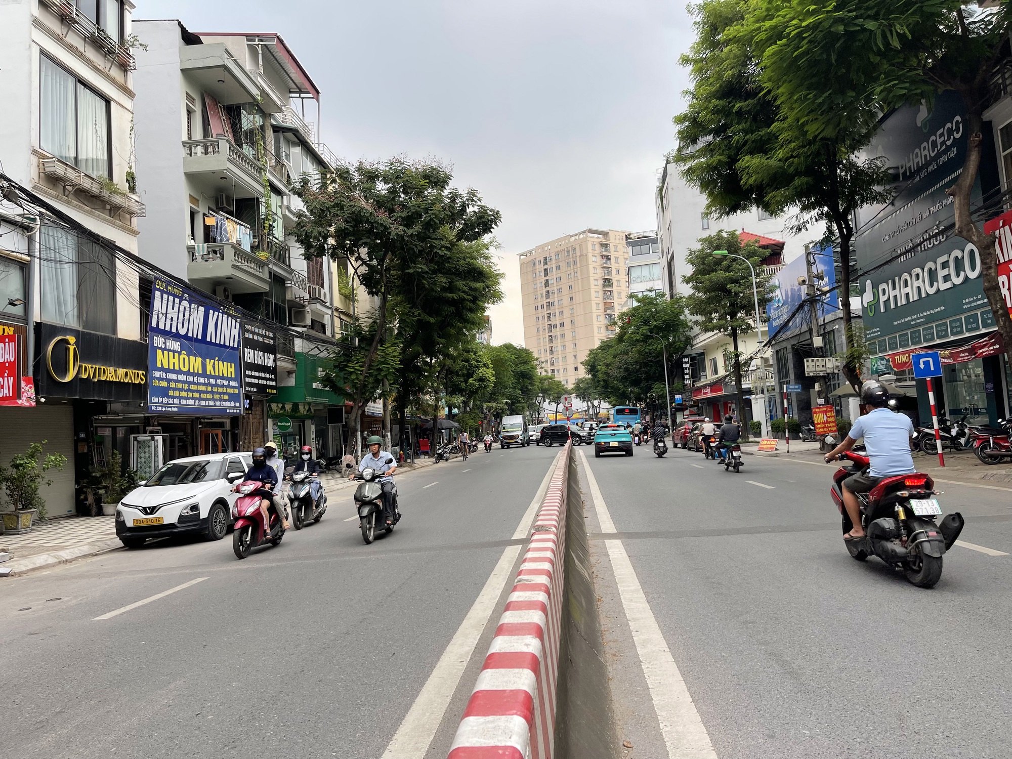 Hà Nội tiến tới không còn xe máy chạy xăng trong vành đai 1: Cư dân chung cư sạc pin xe điện ở đâu?- Ảnh 1. Hà Nội tiến tới không còn xe máy chạy xăng trong vành đai 1: Cư dân chung cư sạc pin xe điện ở đâu?- Ảnh 1.
