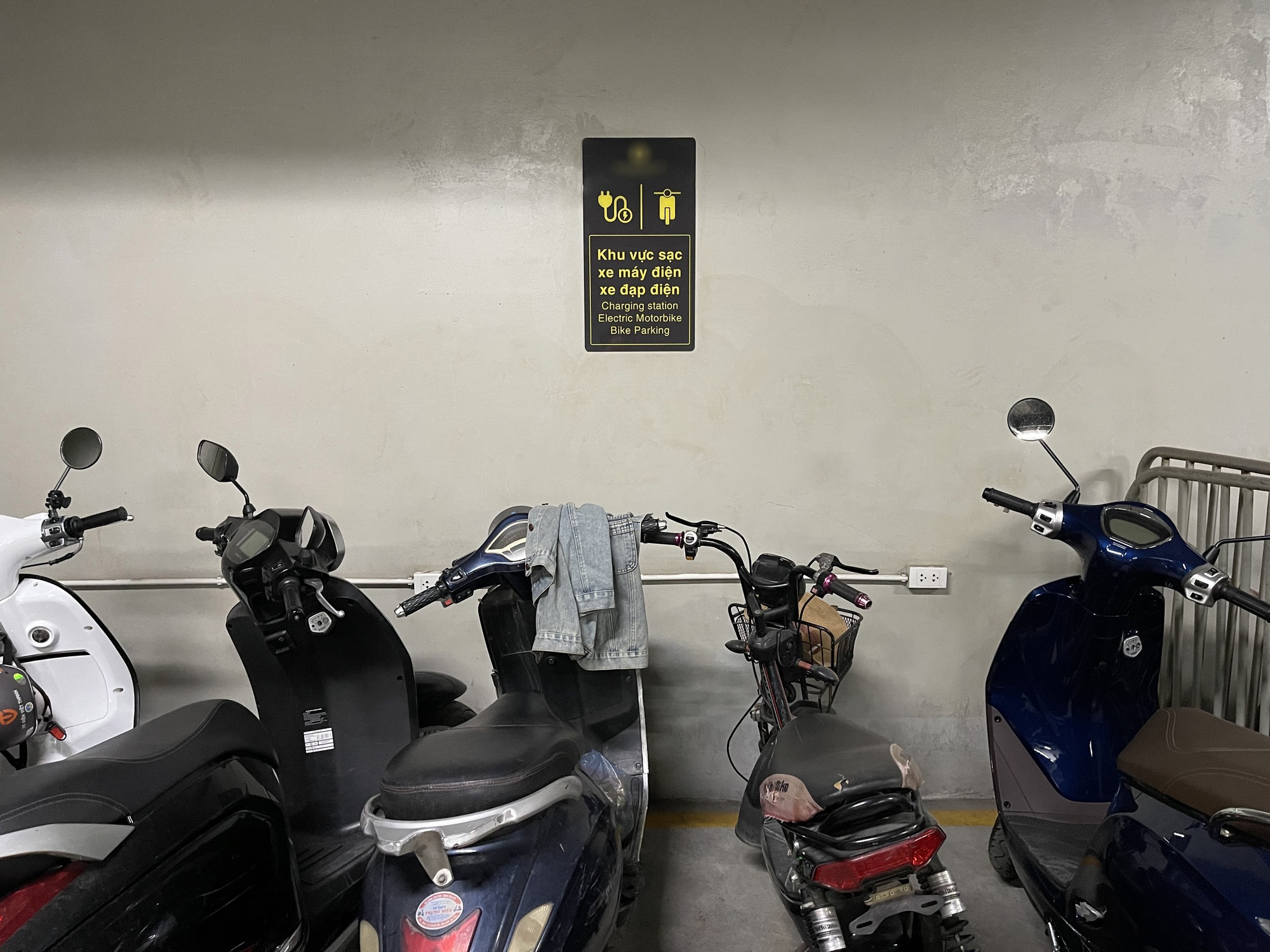 Hà Nội tiến tới không còn xe máy chạy xăng trong vành đai 1: Cư dân chung cư sạc pin xe điện ở đâu?- Ảnh 6. Hà Nội tiến tới không còn xe máy chạy xăng trong vành đai 1: Cư dân chung cư sạc pin xe điện ở đâu?- Ảnh 6.