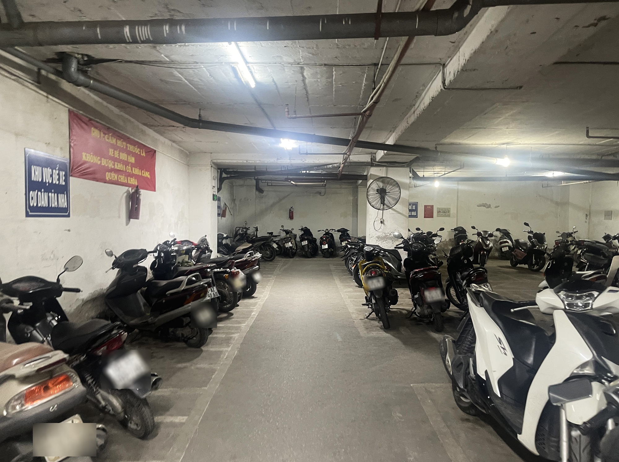 Hà Nội tiến tới không còn xe máy chạy xăng trong vành đai 1: Cư dân chung cư sạc pin xe điện ở đâu?- Ảnh 2. Hà Nội tiến tới không còn xe máy chạy xăng trong vành đai 1: Cư dân chung cư sạc pin xe điện ở đâu?- Ảnh 2.