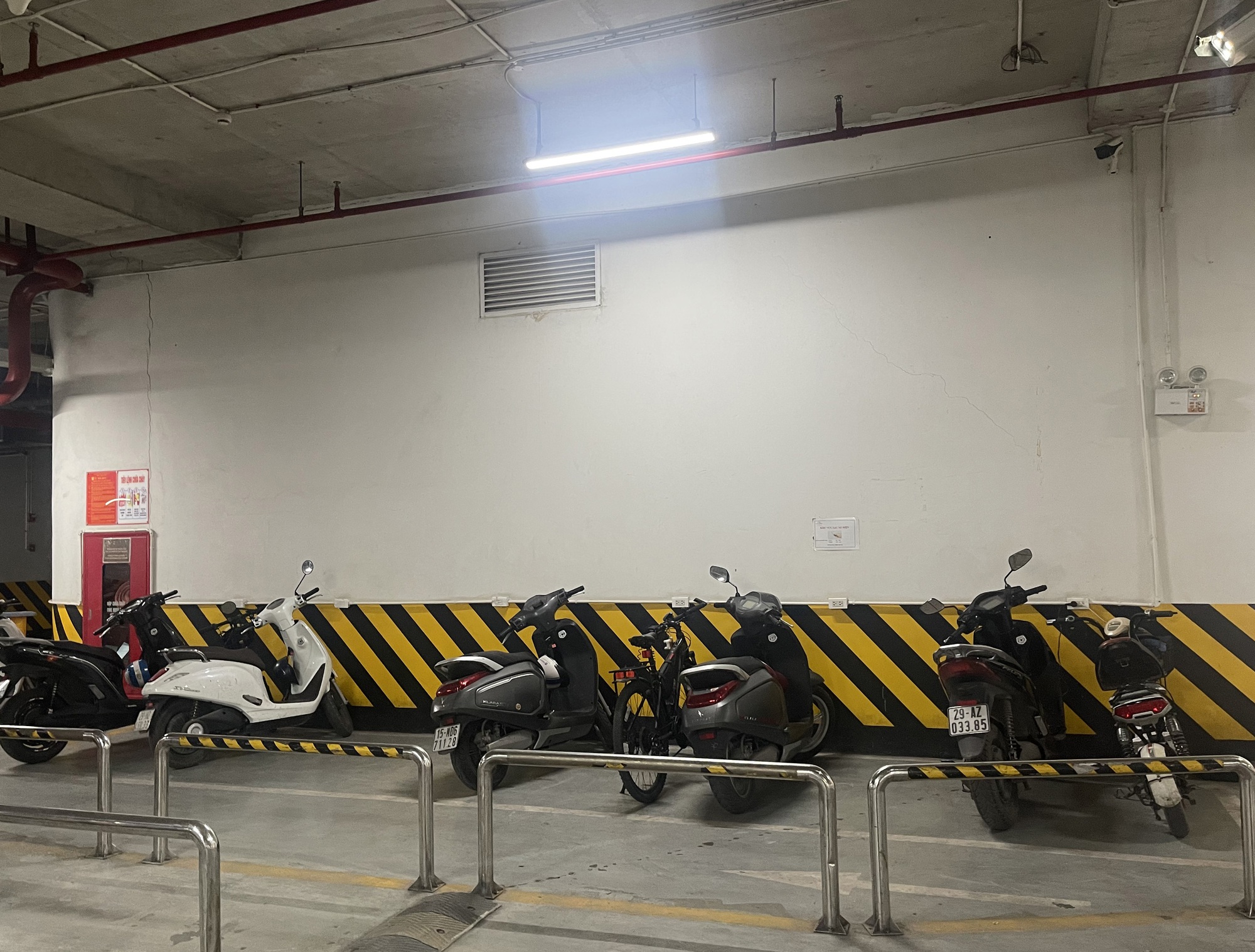 Hà Nội tiến tới không còn xe máy chạy xăng trong vành đai 1: Cư dân chung cư sạc pin xe điện ở đâu?- Ảnh 3. Hà Nội tiến tới không còn xe máy chạy xăng trong vành đai 1: Cư dân chung cư sạc pin xe điện ở đâu?- Ảnh 3.