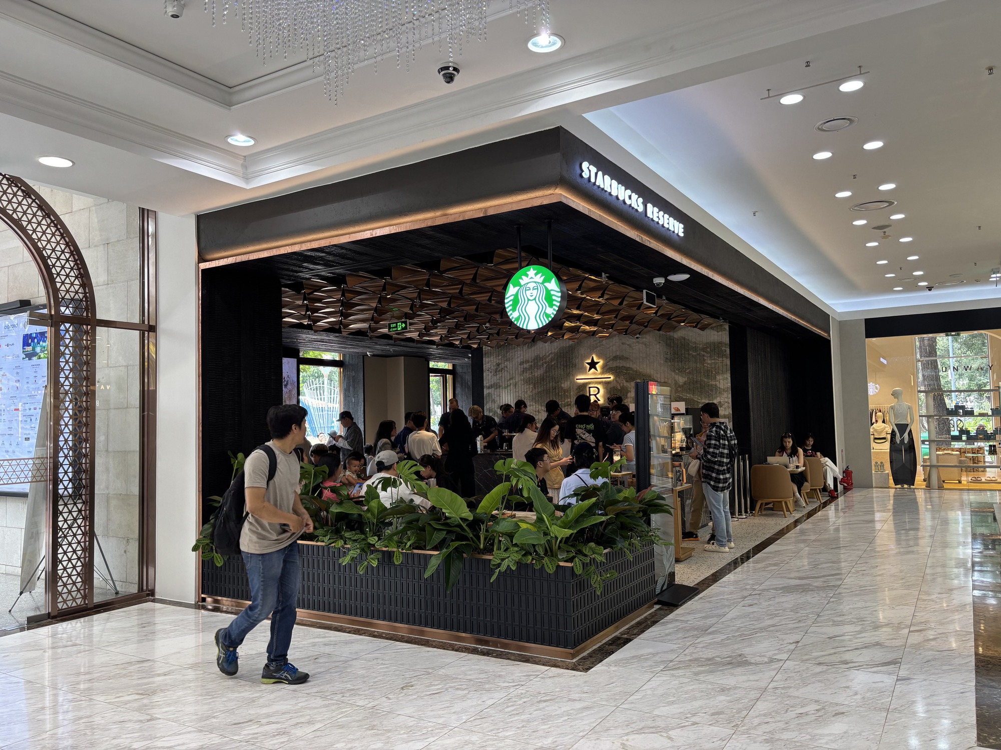 Cảnh tượng bất ngờ xảy ra trong ngày khai trương Starbucks mới sau khi từ bỏ mặt bằng cũ gần 1 tỷ/tháng- Ảnh 1. Cảnh tượng bất ngờ xảy ra trong ngày khai trương Starbucks mới sau khi từ bỏ mặt bằng cũ gần 1 tỷ/tháng- Ảnh 1.
