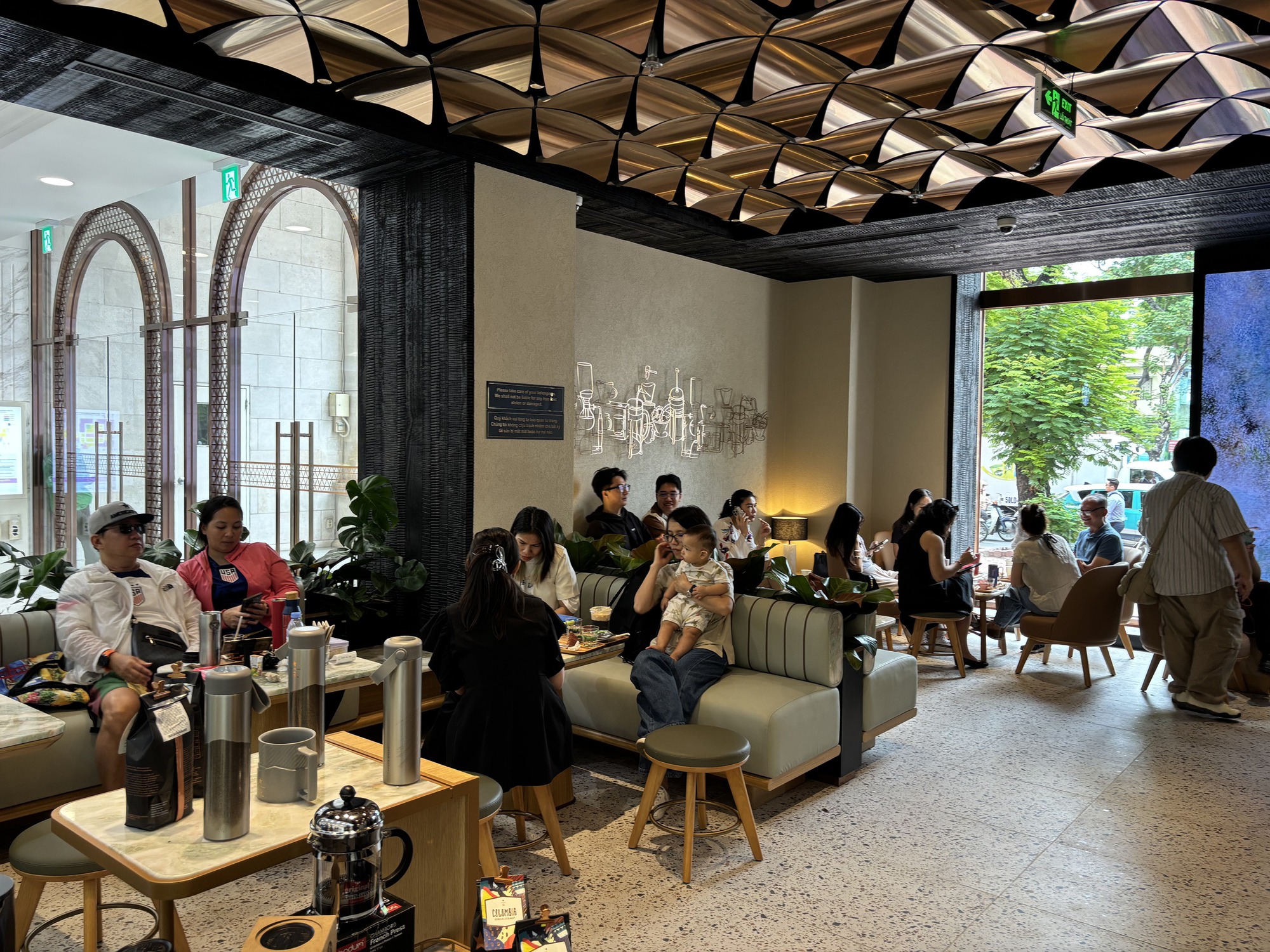 Cảnh tượng bất ngờ xảy ra trong ngày khai trương Starbucks mới sau khi từ bỏ mặt bằng cũ gần 1 tỷ/tháng- Ảnh 3. Cảnh tượng bất ngờ xảy ra trong ngày khai trương Starbucks mới sau khi từ bỏ mặt bằng cũ gần 1 tỷ/tháng- Ảnh 3.