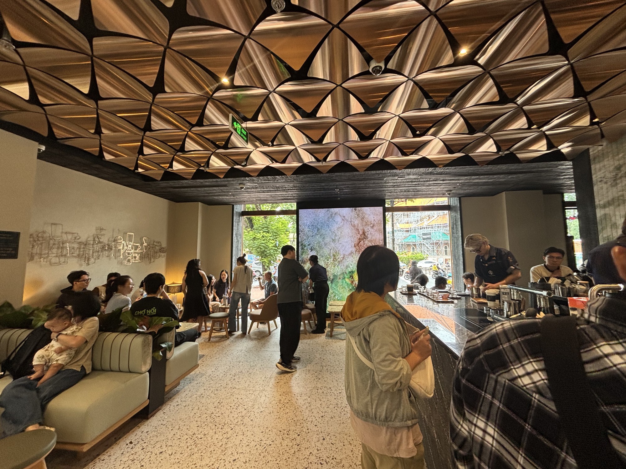 Cảnh tượng bất ngờ xảy ra trong ngày khai trương Starbucks mới sau khi từ bỏ mặt bằng cũ gần 1 tỷ/tháng- Ảnh 11. Cảnh tượng bất ngờ xảy ra trong ngày khai trương Starbucks mới sau khi từ bỏ mặt bằng cũ gần 1 tỷ/tháng- Ảnh 11.