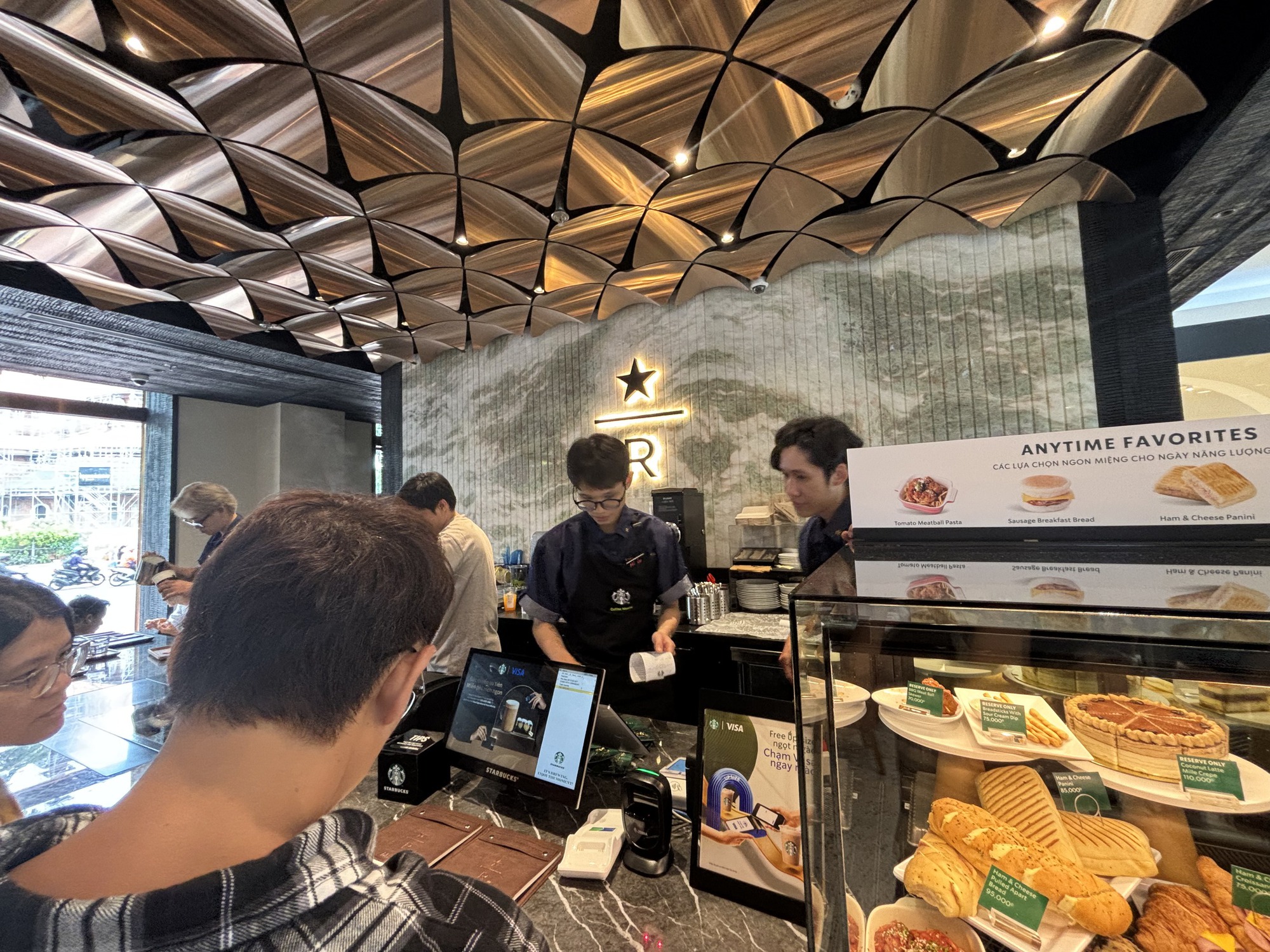 Cảnh tượng bất ngờ xảy ra trong ngày khai trương Starbucks mới sau khi từ bỏ mặt bằng cũ gần 1 tỷ/tháng- Ảnh 10. Cảnh tượng bất ngờ xảy ra trong ngày khai trương Starbucks mới sau khi từ bỏ mặt bằng cũ gần 1 tỷ/tháng- Ảnh 10.