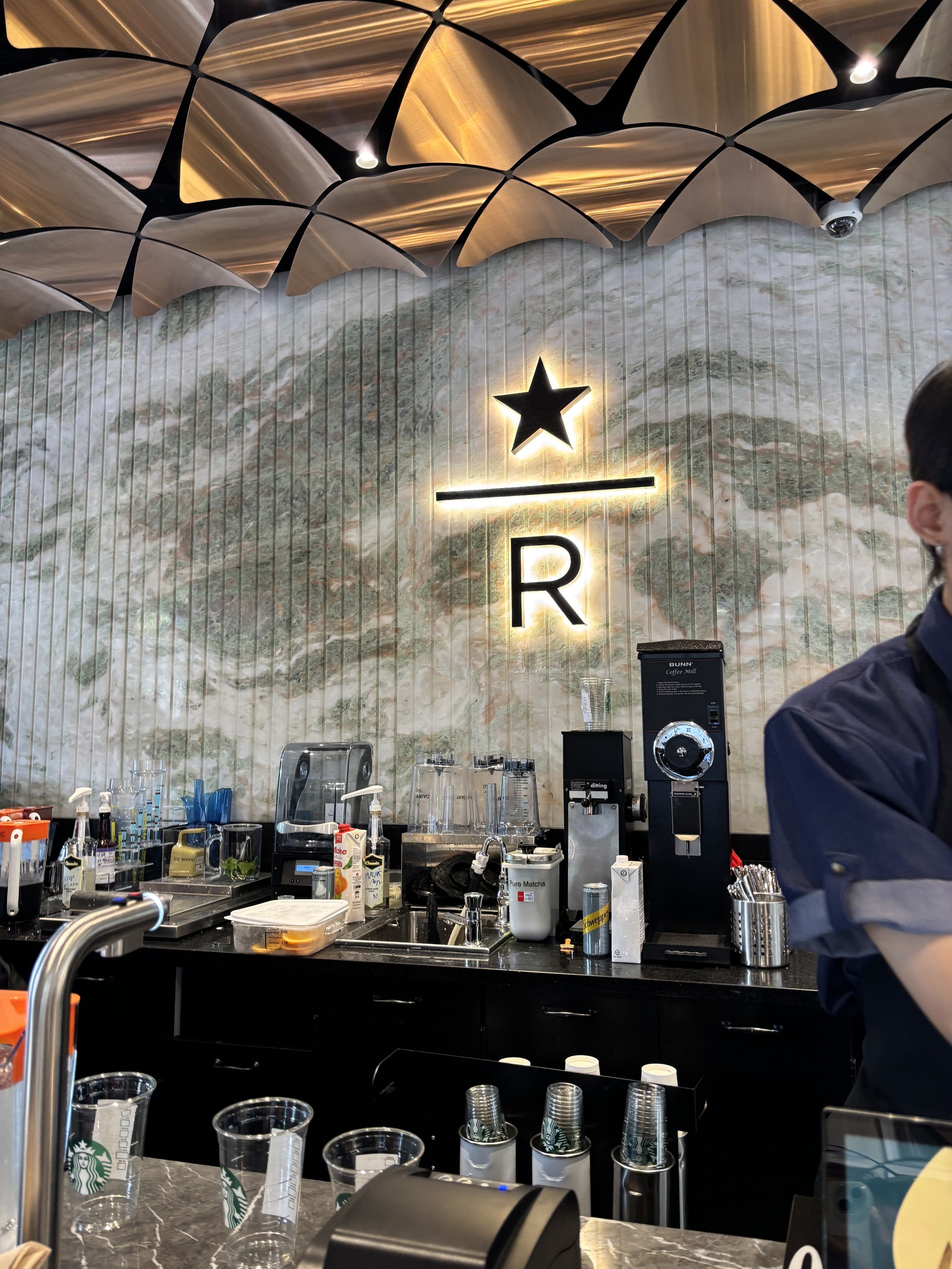 Cảnh tượng bất ngờ xảy ra trong ngày khai trương Starbucks mới sau khi từ bỏ mặt bằng cũ gần 1 tỷ/tháng- Ảnh 5. Cảnh tượng bất ngờ xảy ra trong ngày khai trương Starbucks mới sau khi từ bỏ mặt bằng cũ gần 1 tỷ/tháng- Ảnh 5.