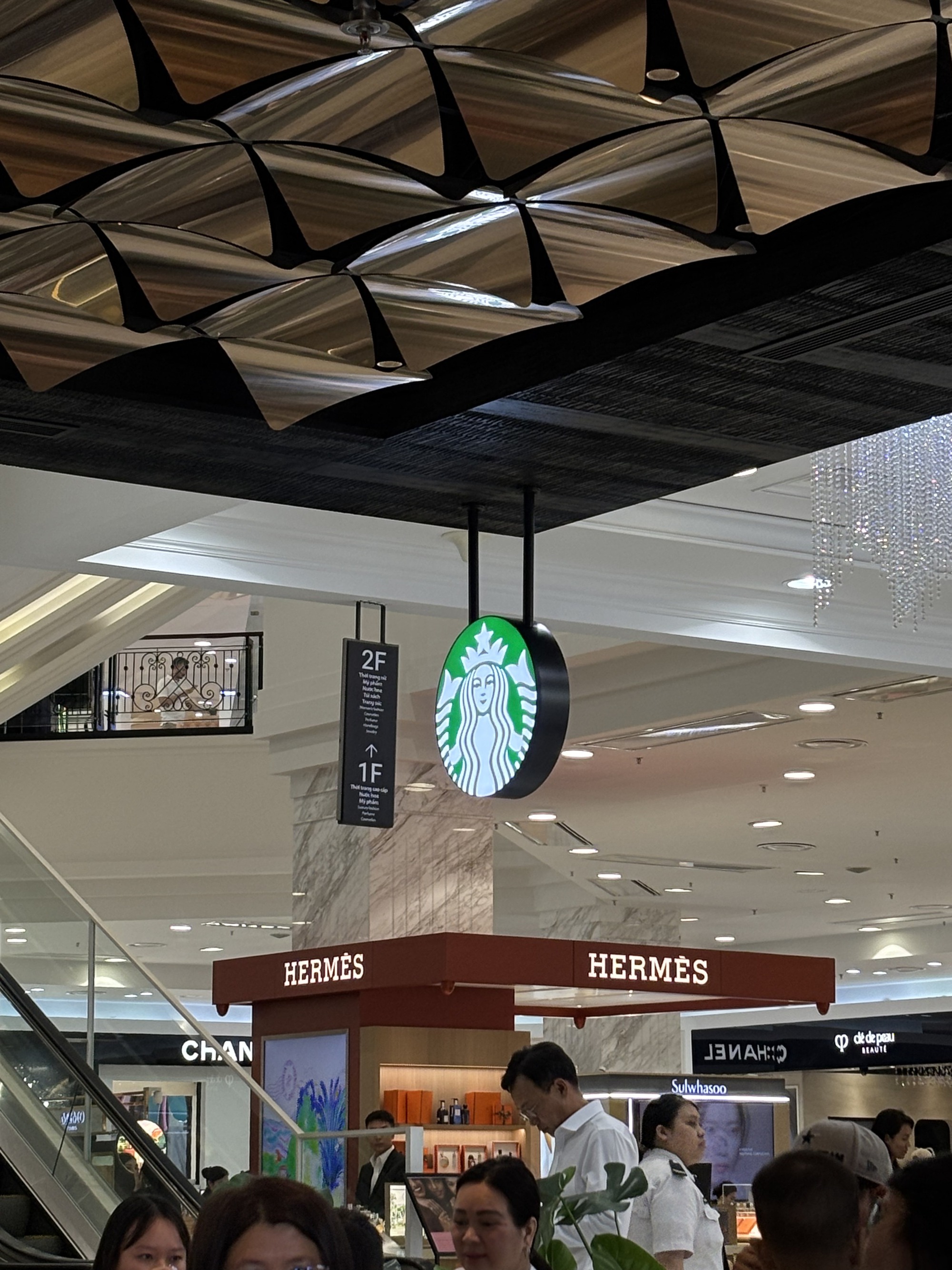 Cảnh tượng bất ngờ xảy ra trong ngày khai trương Starbucks mới sau khi từ bỏ mặt bằng cũ gần 1 tỷ/tháng- Ảnh 6. Cảnh tượng bất ngờ xảy ra trong ngày khai trương Starbucks mới sau khi từ bỏ mặt bằng cũ gần 1 tỷ/tháng- Ảnh 6.