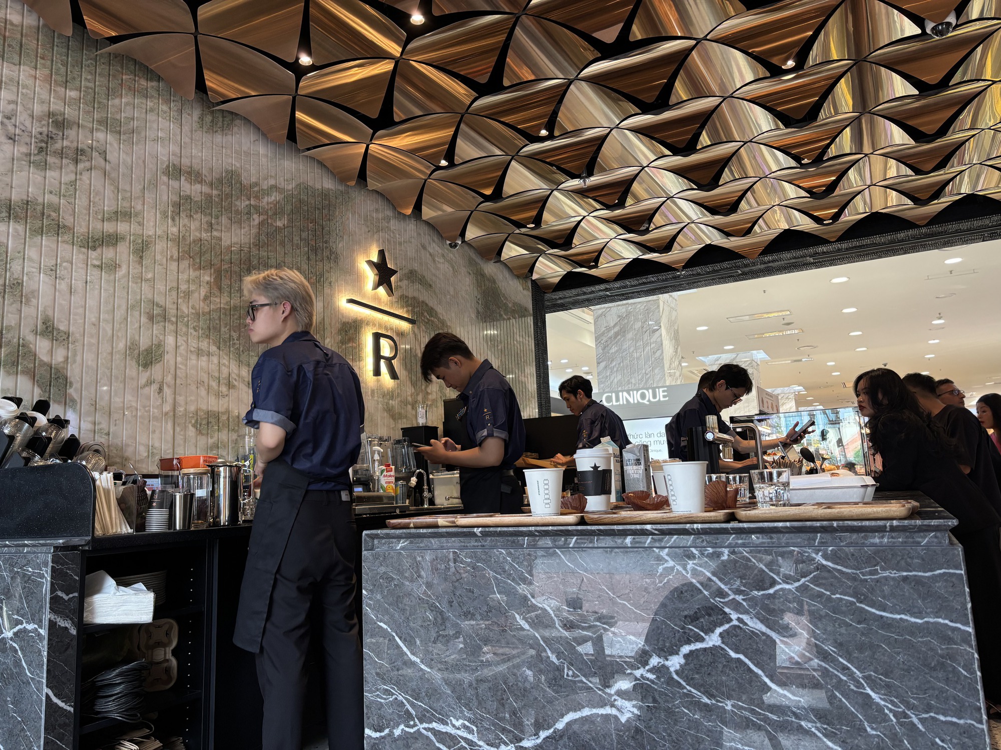 Cảnh tượng bất ngờ xảy ra trong ngày khai trương Starbucks mới sau khi từ bỏ mặt bằng cũ gần 1 tỷ/tháng- Ảnh 9. Cảnh tượng bất ngờ xảy ra trong ngày khai trương Starbucks mới sau khi từ bỏ mặt bằng cũ gần 1 tỷ/tháng- Ảnh 9.