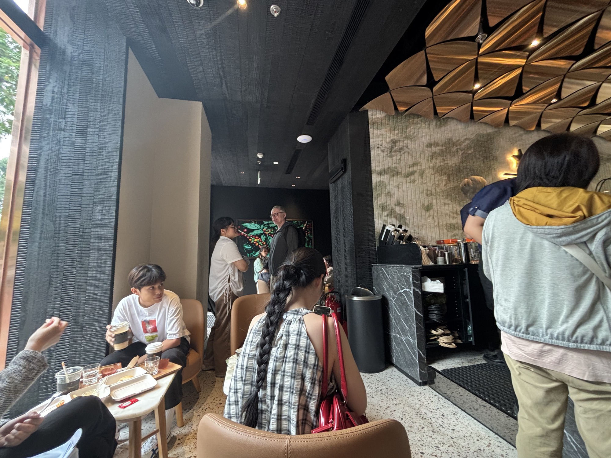 Cảnh tượng bất ngờ xảy ra trong ngày khai trương Starbucks mới sau khi từ bỏ mặt bằng cũ gần 1 tỷ/tháng- Ảnh 4. Cảnh tượng bất ngờ xảy ra trong ngày khai trương Starbucks mới sau khi từ bỏ mặt bằng cũ gần 1 tỷ/tháng- Ảnh 4.