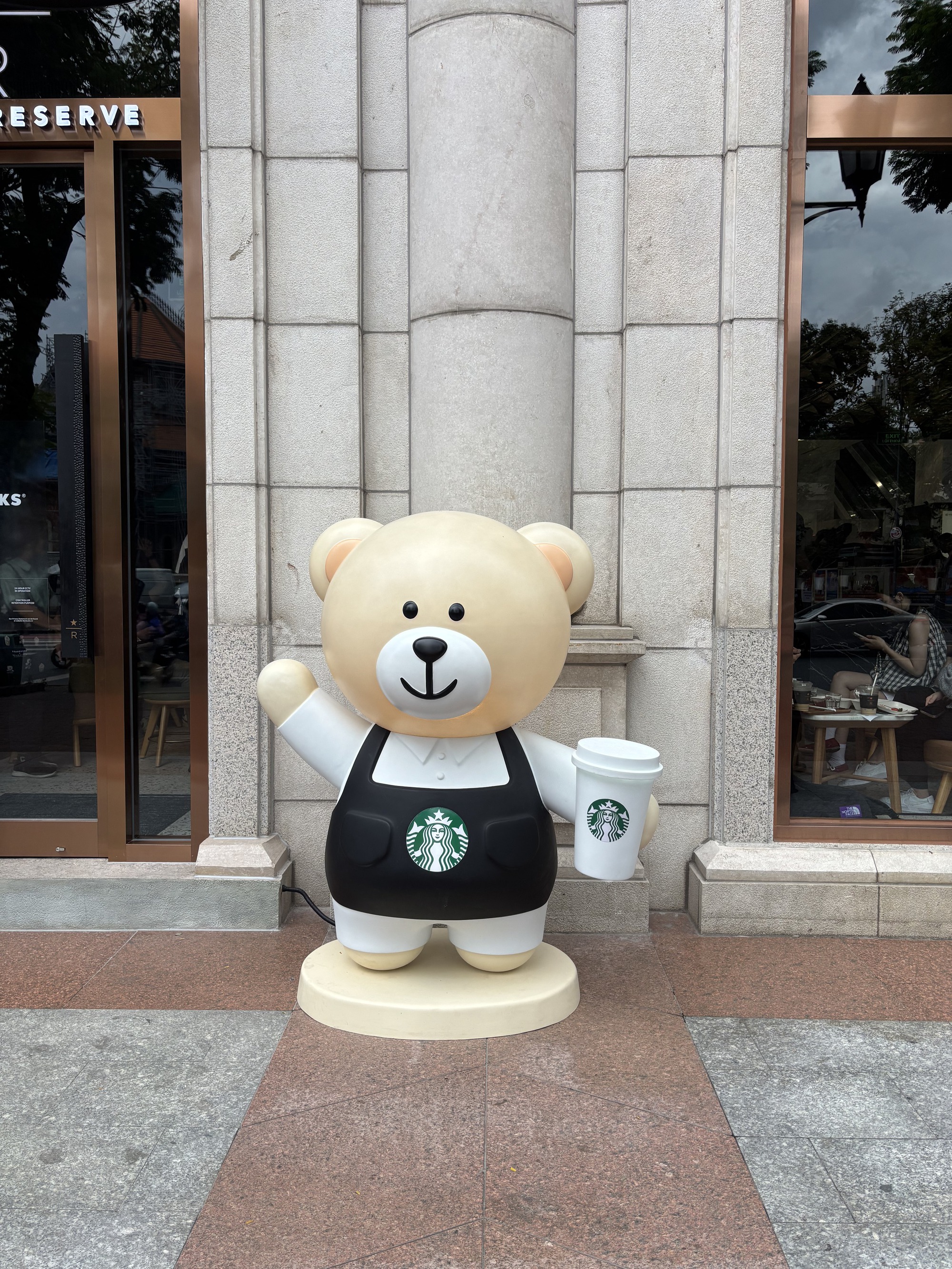 Cảnh tượng bất ngờ xảy ra trong ngày khai trương Starbucks mới sau khi từ bỏ mặt bằng cũ gần 1 tỷ/tháng- Ảnh 17. Cảnh tượng bất ngờ xảy ra trong ngày khai trương Starbucks mới sau khi từ bỏ mặt bằng cũ gần 1 tỷ/tháng- Ảnh 17.