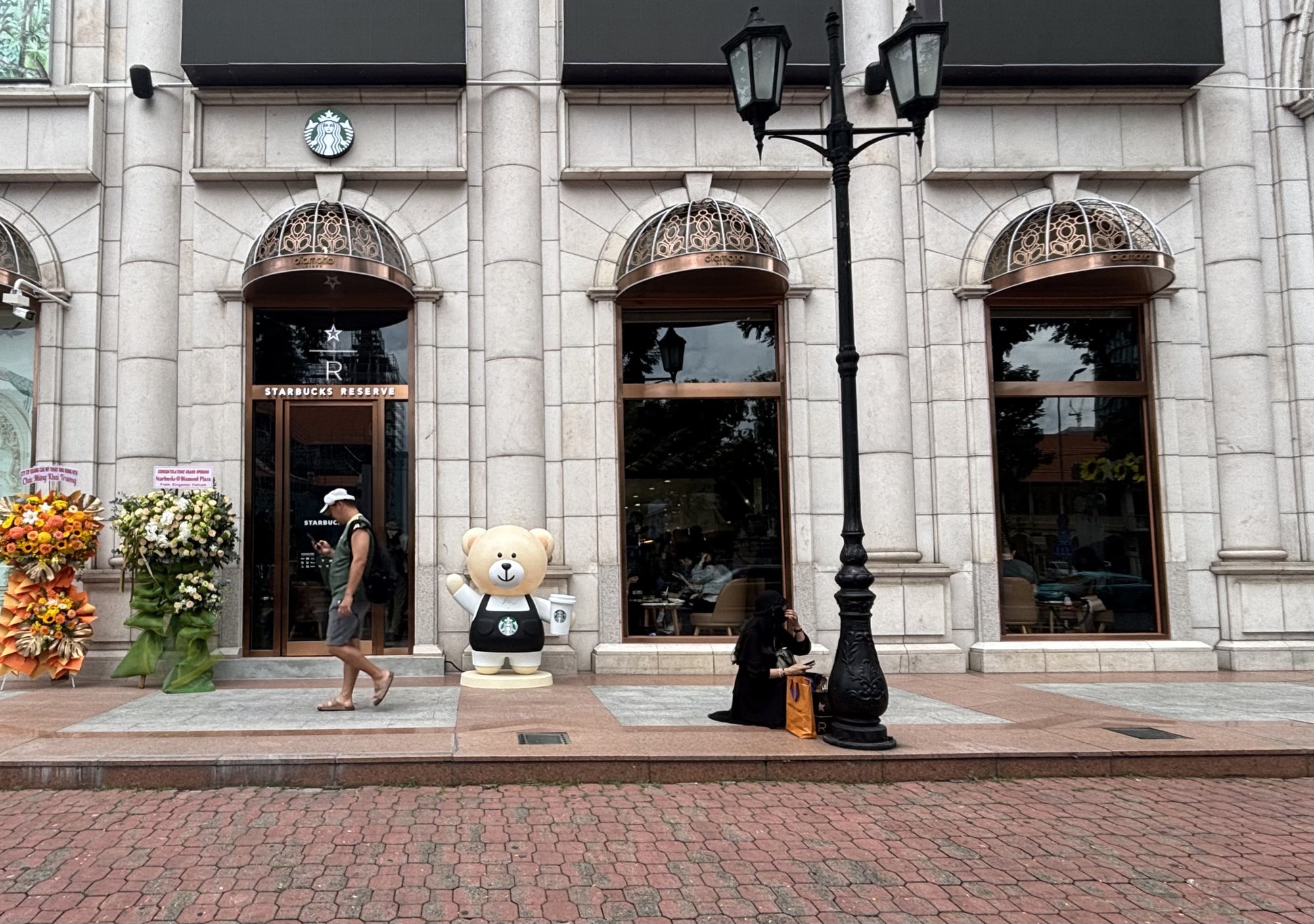 Cảnh tượng bất ngờ xảy ra trong ngày khai trương Starbucks mới sau khi từ bỏ mặt bằng cũ gần 1 tỷ/tháng- Ảnh 2. Cảnh tượng bất ngờ xảy ra trong ngày khai trương Starbucks mới sau khi từ bỏ mặt bằng cũ gần 1 tỷ/tháng- Ảnh 2.