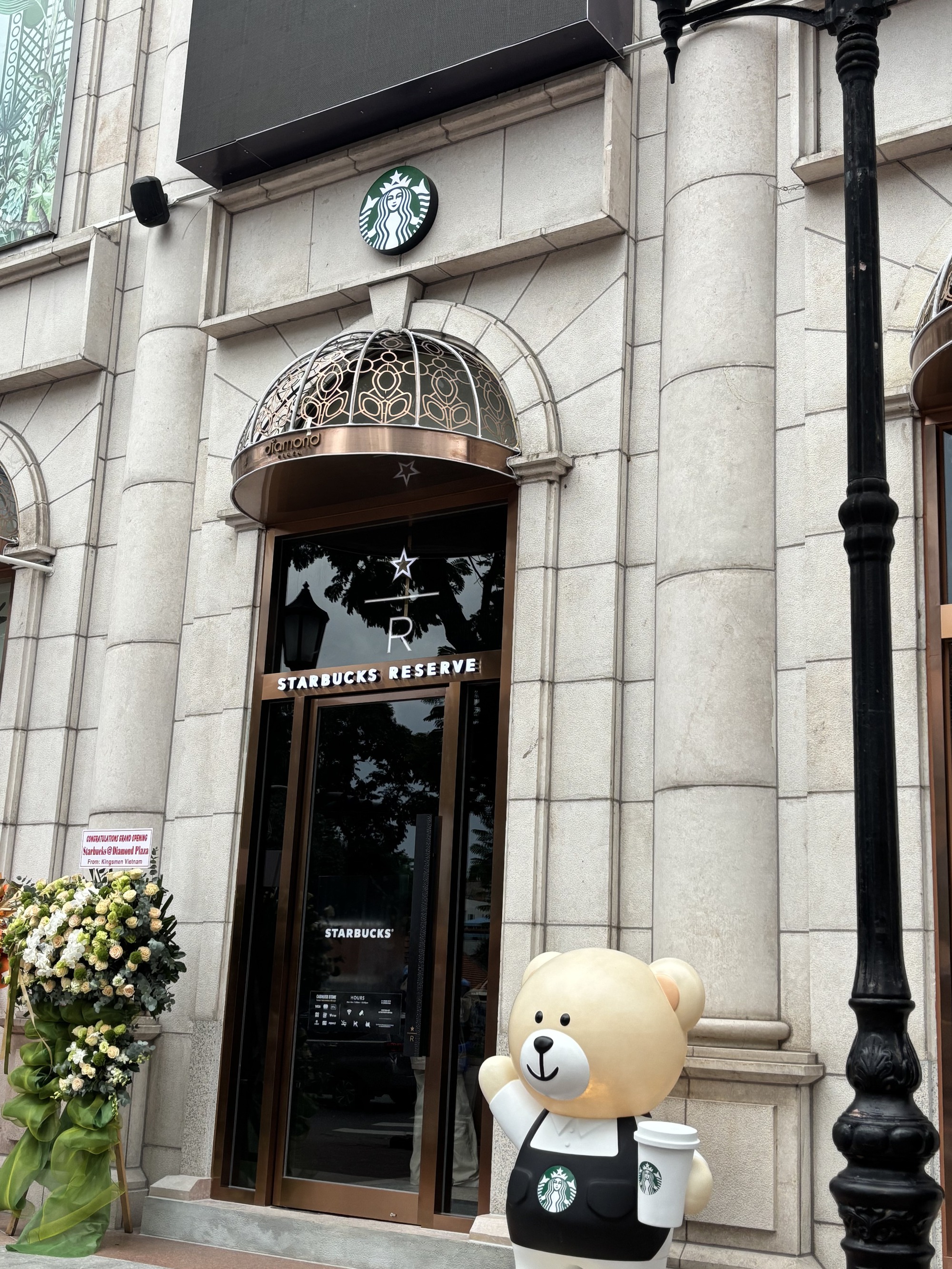 Cảnh tượng bất ngờ xảy ra trong ngày khai trương Starbucks mới sau khi từ bỏ mặt bằng cũ gần 1 tỷ/tháng- Ảnh 14. Cảnh tượng bất ngờ xảy ra trong ngày khai trương Starbucks mới sau khi từ bỏ mặt bằng cũ gần 1 tỷ/tháng- Ảnh 14.