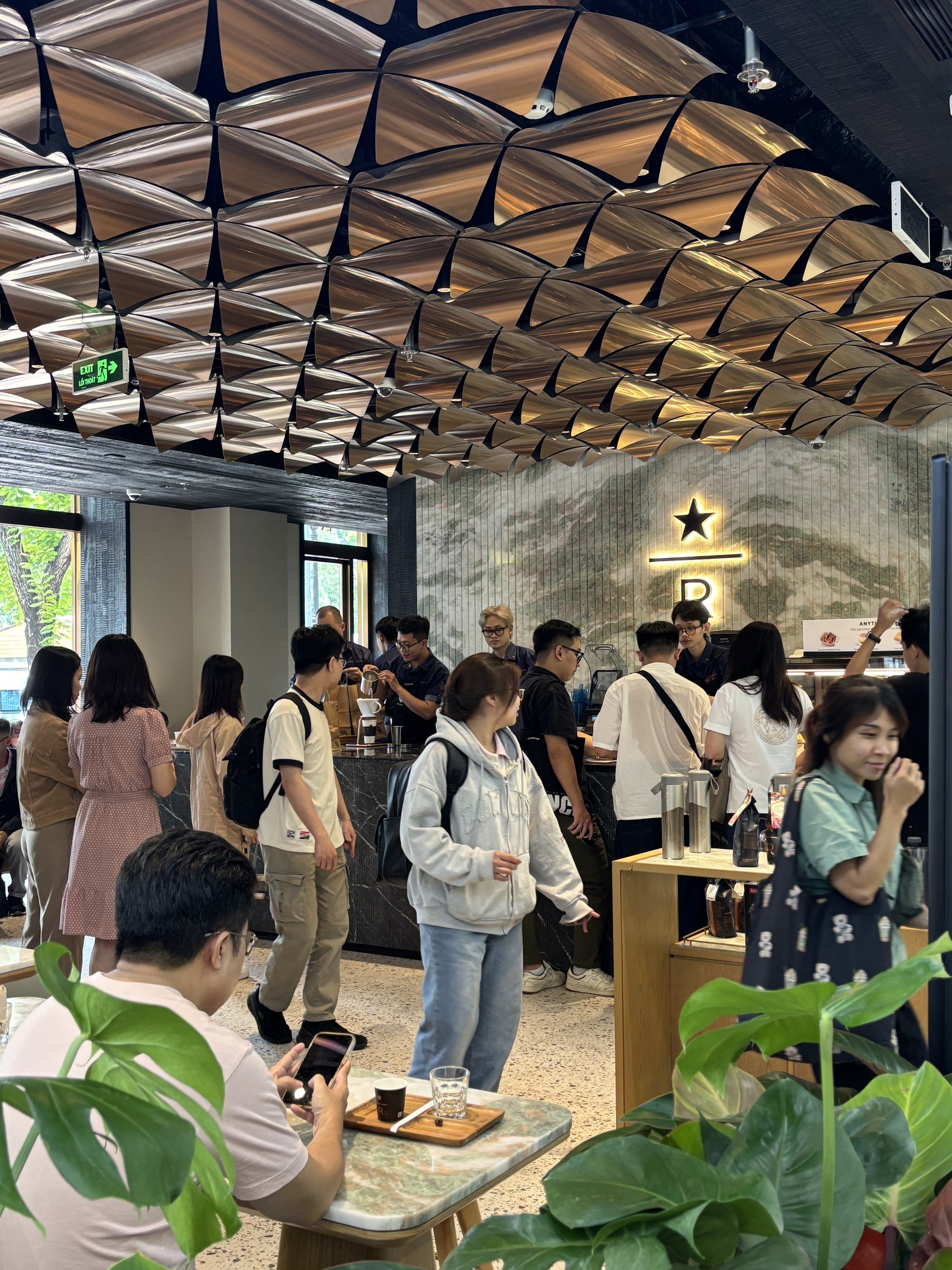 Cảnh tượng bất ngờ xảy ra trong ngày khai trương Starbucks mới sau khi từ bỏ mặt bằng cũ gần 1 tỷ/tháng- Ảnh 8. Cảnh tượng bất ngờ xảy ra trong ngày khai trương Starbucks mới sau khi từ bỏ mặt bằng cũ gần 1 tỷ/tháng- Ảnh 8.