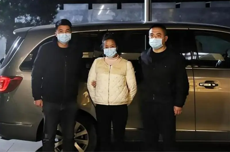 Nữ giao dịch viên lập sổ tiết kiệm ảo, chiếm đoạt hơn 14,4 tỷ đồng từ ngân hàng rồi trốn biệt suốt 25 năm: Phẫu thuật thẩm mỹ, thay tên đổi họ vẫn sa lưới cảnh sát- Ảnh 2.