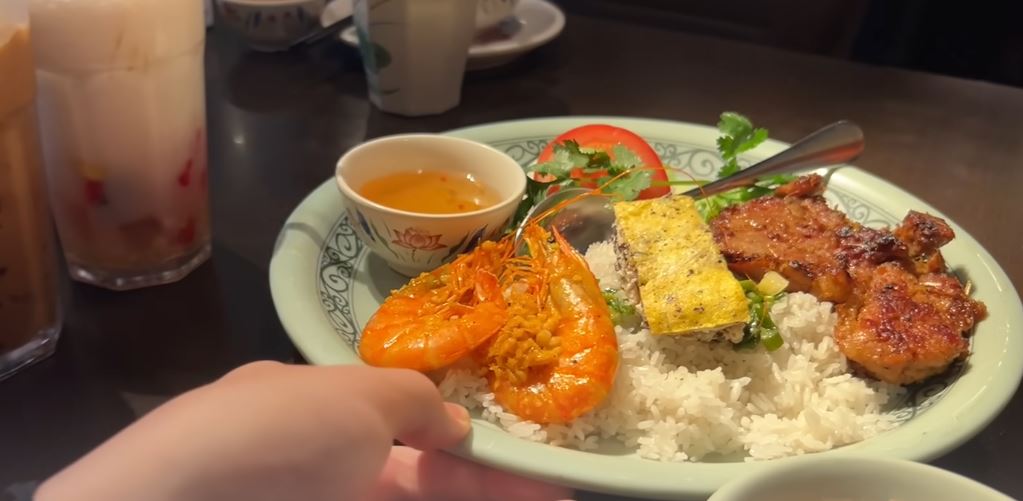Cô gái Trung Quốc lần đầu ăn 1 món cơm Việt, mắt lập tức sáng lên: Chưa từng nghĩ cơm có thể ngon thế này- Ảnh 4.