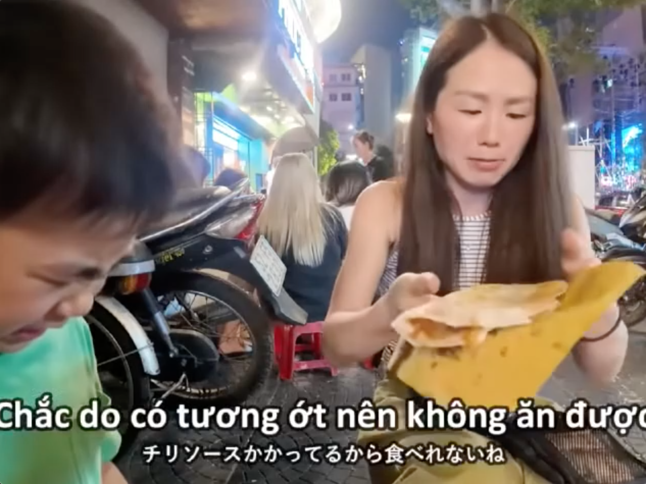 Khách Nhật ngỡ ngàng khi hỏi giá bánh tráng nướng ở phố đi bộ Nguyễn Huệ- Ảnh 1. Khách Nhật ngỡ ngàng khi hỏi giá bánh tráng nướng ở phố đi bộ Nguyễn Huệ- Ảnh 1.