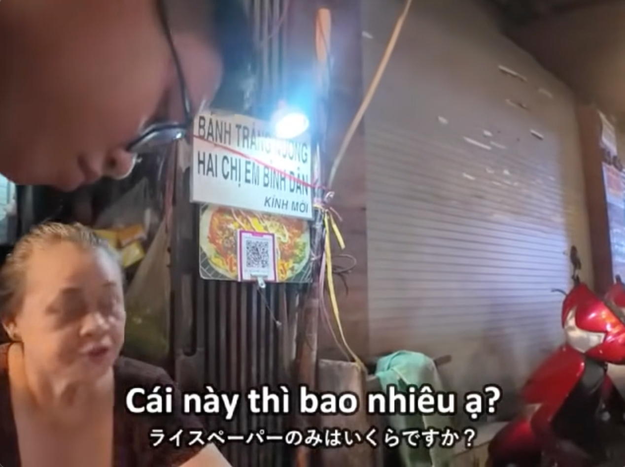Khách Nhật ngỡ ngàng khi hỏi giá bánh tráng nướng ở phố đi bộ Nguyễn Huệ- Ảnh 2. Khách Nhật ngỡ ngàng khi hỏi giá bánh tráng nướng ở phố đi bộ Nguyễn Huệ- Ảnh 2.