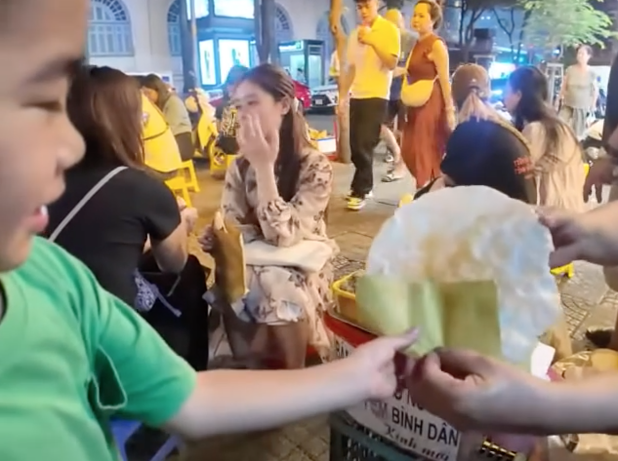 Khách Nhật ngỡ ngàng khi hỏi giá bánh tráng nướng ở phố đi bộ Nguyễn Huệ- Ảnh 5. Khách Nhật ngỡ ngàng khi hỏi giá bánh tráng nướng ở phố đi bộ Nguyễn Huệ- Ảnh 5.