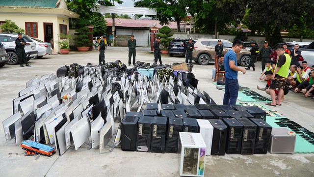 Gần 200 cảnh sát ra quân, bắt 74 người, tịch thu 2 thùng tài liệu lớn chứa hàng trăm kịch bản lừa đảo- Ảnh 3. Gần 200 cảnh sát ra quân, bắt 74 người, tịch thu 2 thùng tài liệu lớn chứa hàng trăm kịch bản lừa đảo- Ảnh 3.