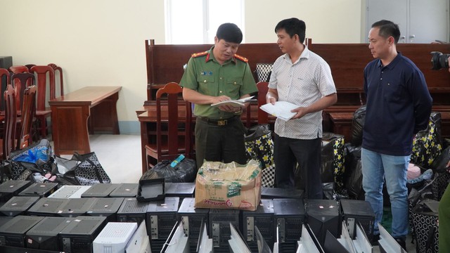 Gần 200 cảnh sát ra quân, bắt 74 người, tịch thu 2 thùng tài liệu lớn chứa hàng trăm kịch bản lừa đảo- Ảnh 4. Gần 200 cảnh sát ra quân, bắt 74 người, tịch thu 2 thùng tài liệu lớn chứa hàng trăm kịch bản lừa đảo- Ảnh 4.