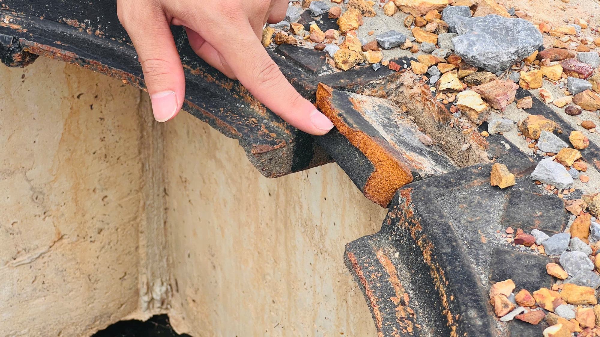 Điều khó tin vừa xảy ra trên tuyến đường 210 tỉ đồng ở Quảng Trị- Ảnh 4. Điều khó tin vừa xảy ra trên tuyến đường 210 tỉ đồng ở Quảng Trị- Ảnh 4.