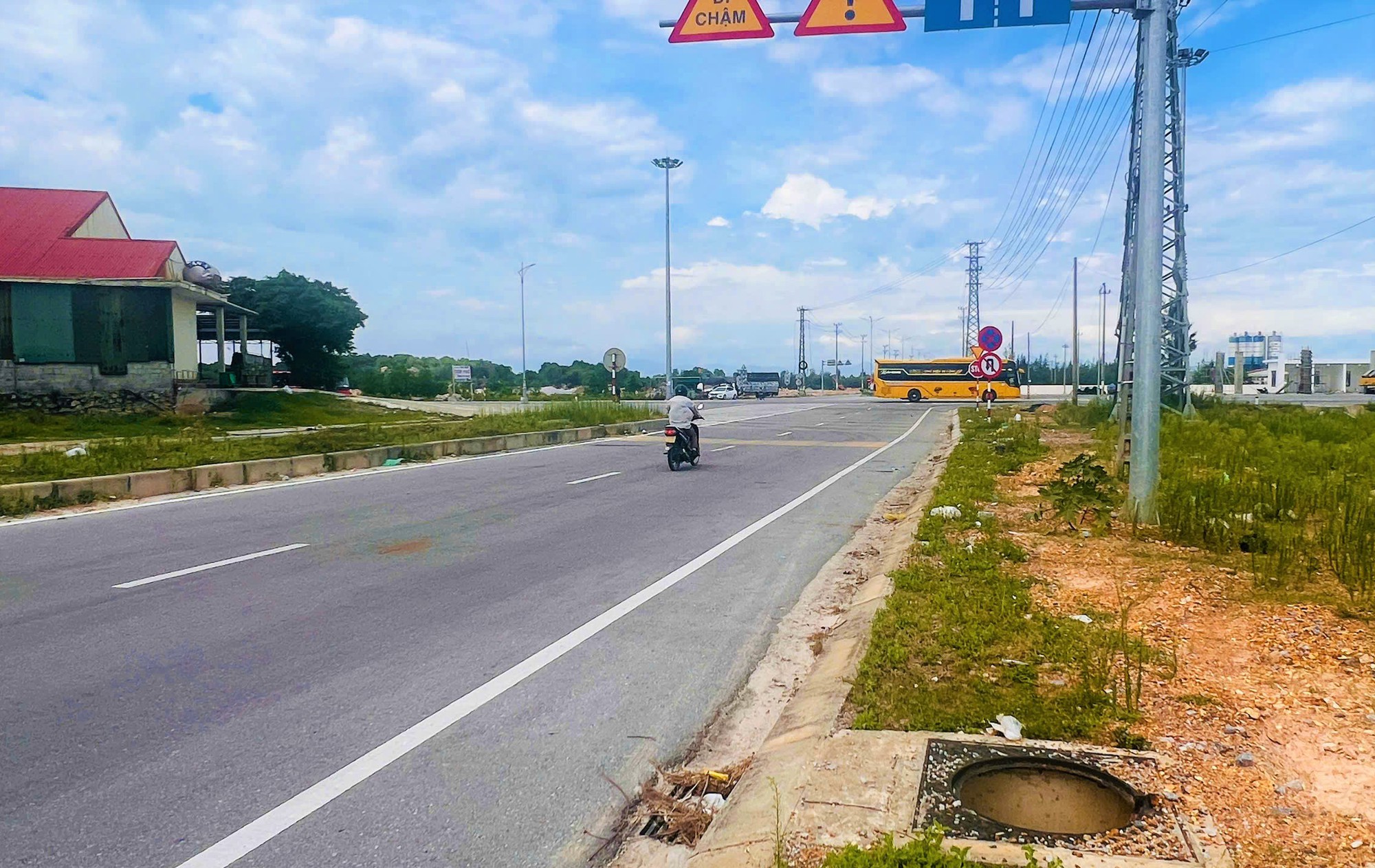 Điều khó tin vừa xảy ra trên tuyến đường 210 tỉ đồng ở Quảng Trị- Ảnh 3. Điều khó tin vừa xảy ra trên tuyến đường 210 tỉ đồng ở Quảng Trị- Ảnh 3.