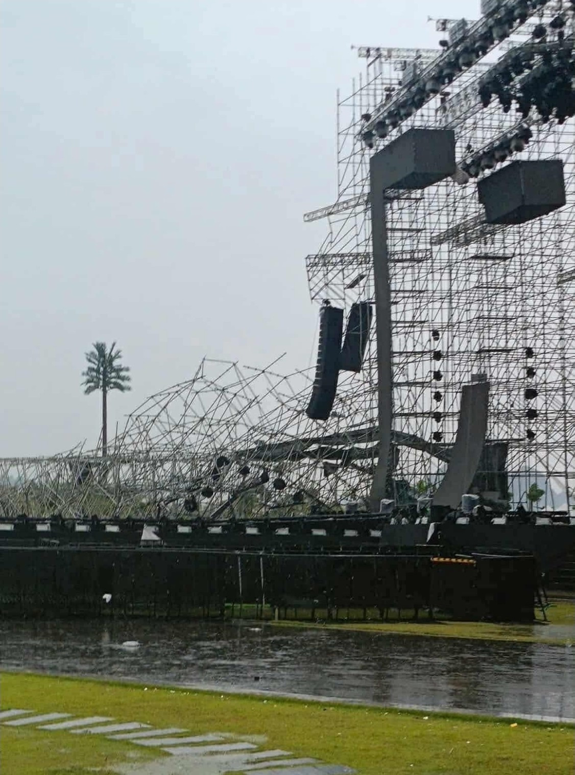 Mưa to, gió lớn làm sập sân khấu, siêu nhạc hội Superfest 2025 tại Quảng Ninh hoãn khẩn cấp- Ảnh 3. Mưa to, gió lớn làm sập sân khấu, siêu nhạc hội Superfest 2025 tại Quảng Ninh hoãn khẩn cấp- Ảnh 3.