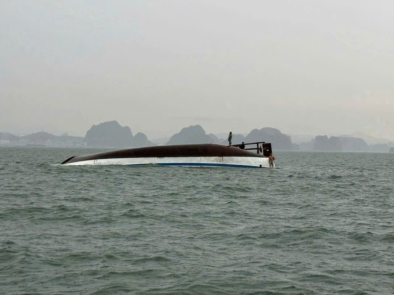 Cận cảnh cứu hộ tàu lật trên vịnh Hạ Long, đã cứu được 12 người, vớt 3 thi thể- Ảnh 1. Cận cảnh cứu hộ tàu lật trên vịnh Hạ Long, đã cứu được 12 người, vớt 3 thi thể- Ảnh 1.