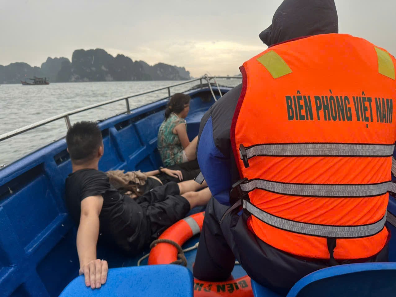 Cận cảnh cứu hộ tàu lật trên vịnh Hạ Long, đã cứu được 12 người, vớt 3 thi thể- Ảnh 7. Cận cảnh cứu hộ tàu lật trên vịnh Hạ Long, đã cứu được 12 người, vớt 3 thi thể- Ảnh 7.