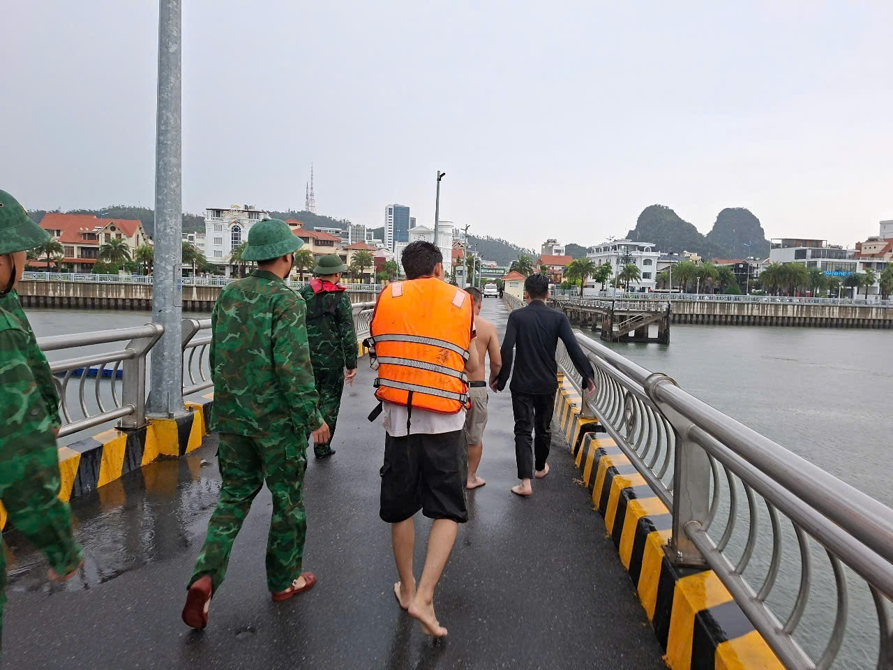 Cận cảnh cứu hộ tàu lật trên vịnh Hạ Long, đã cứu được 12 người, vớt 3 thi thể- Ảnh 8. Cận cảnh cứu hộ tàu lật trên vịnh Hạ Long, đã cứu được 12 người, vớt 3 thi thể- Ảnh 8.