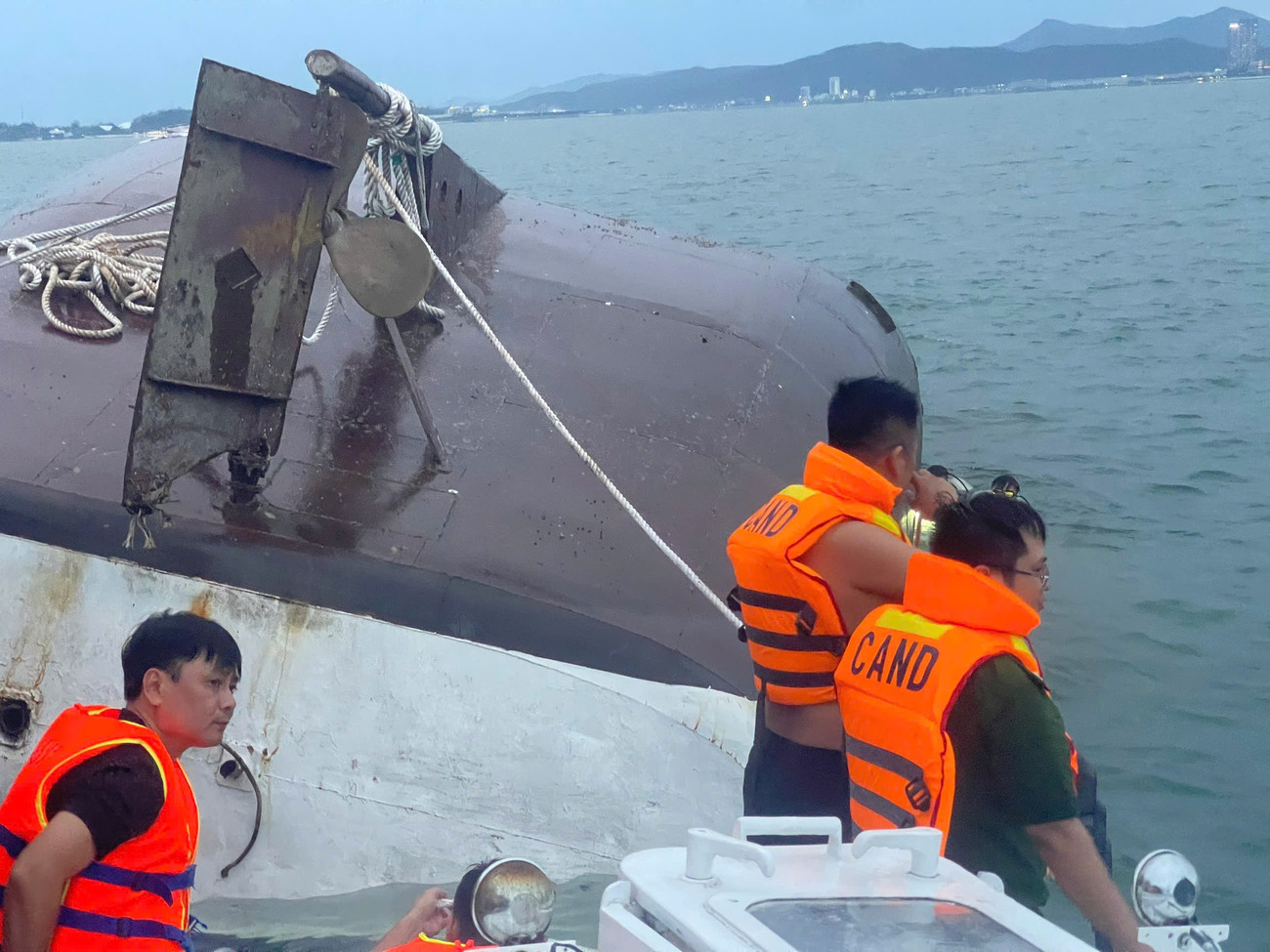 Cận cảnh cứu hộ tàu lật trên vịnh Hạ Long, đã cứu được 12 người, vớt 3 thi thể- Ảnh 6. Cận cảnh cứu hộ tàu lật trên vịnh Hạ Long, đã cứu được 12 người, vớt 3 thi thể- Ảnh 6.