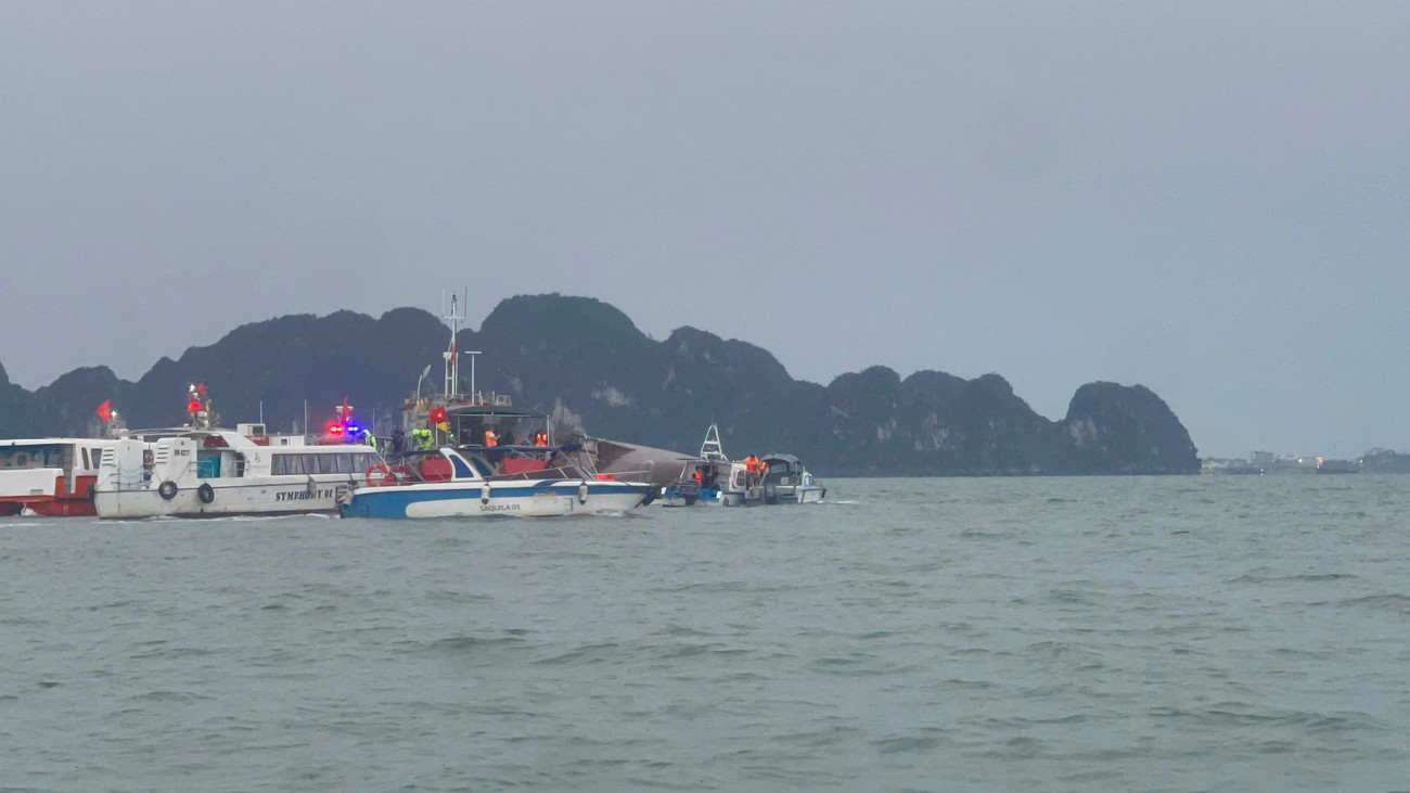 Cận cảnh cứu hộ tàu lật trên vịnh Hạ Long, đã cứu được 12 người, vớt 3 thi thể- Ảnh 4. Cận cảnh cứu hộ tàu lật trên vịnh Hạ Long, đã cứu được 12 người, vớt 3 thi thể- Ảnh 4.