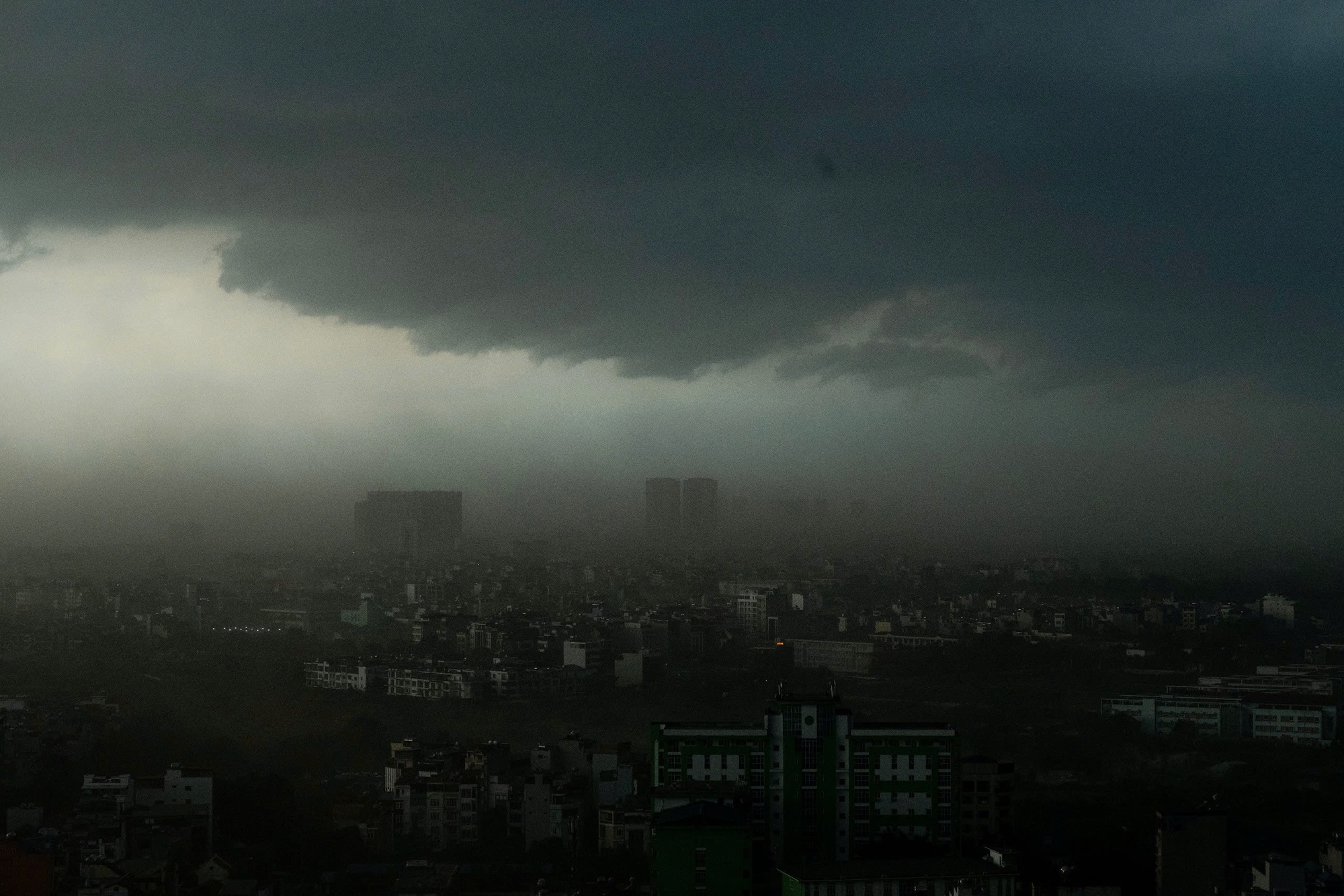 Diễn biến toàn cảnh cơn giông lốc bất ngờ “đánh úp” chiều 19/7 khiến người dân Hà Nội không kịp trở tay- Ảnh 11.