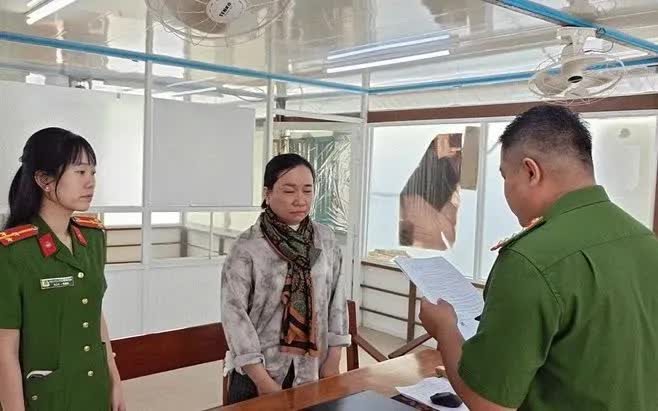 Đối tượng Nguyễn Thị Thu Trang nghe các quyết định khởi tố.